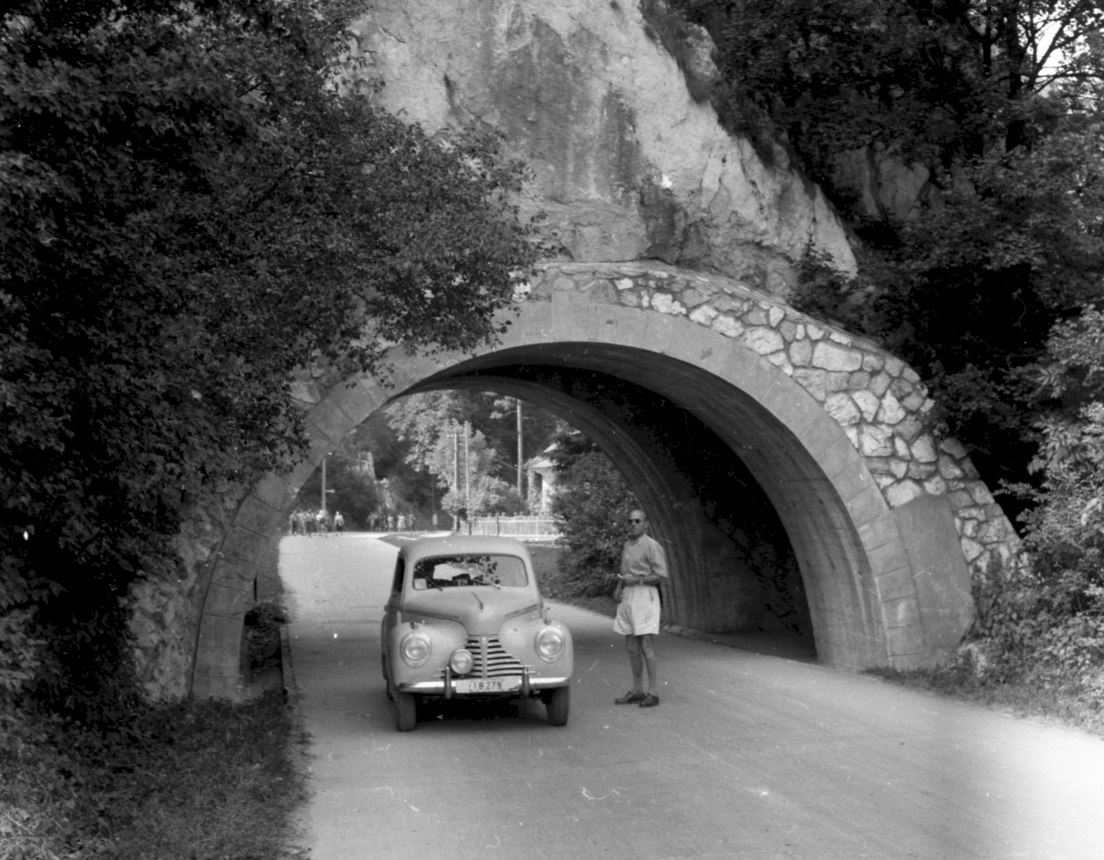 Hungary, Lillafüred, Miskolc, Egri Országút, alagút., 1948, Lissák Tivadar, portrait, Czechoslovak brand, Skoda-brand, summer, travelling, tunnel, man, automobile, Fortepan #73060