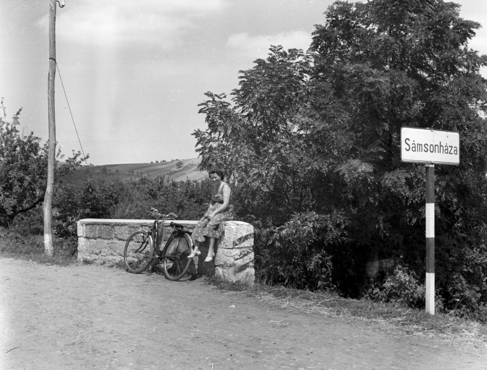 Hungary, Sámsonháza, 1947, Lissák Tivadar, bicycle, road signs, lady, place-name signs, Fortepan #73061