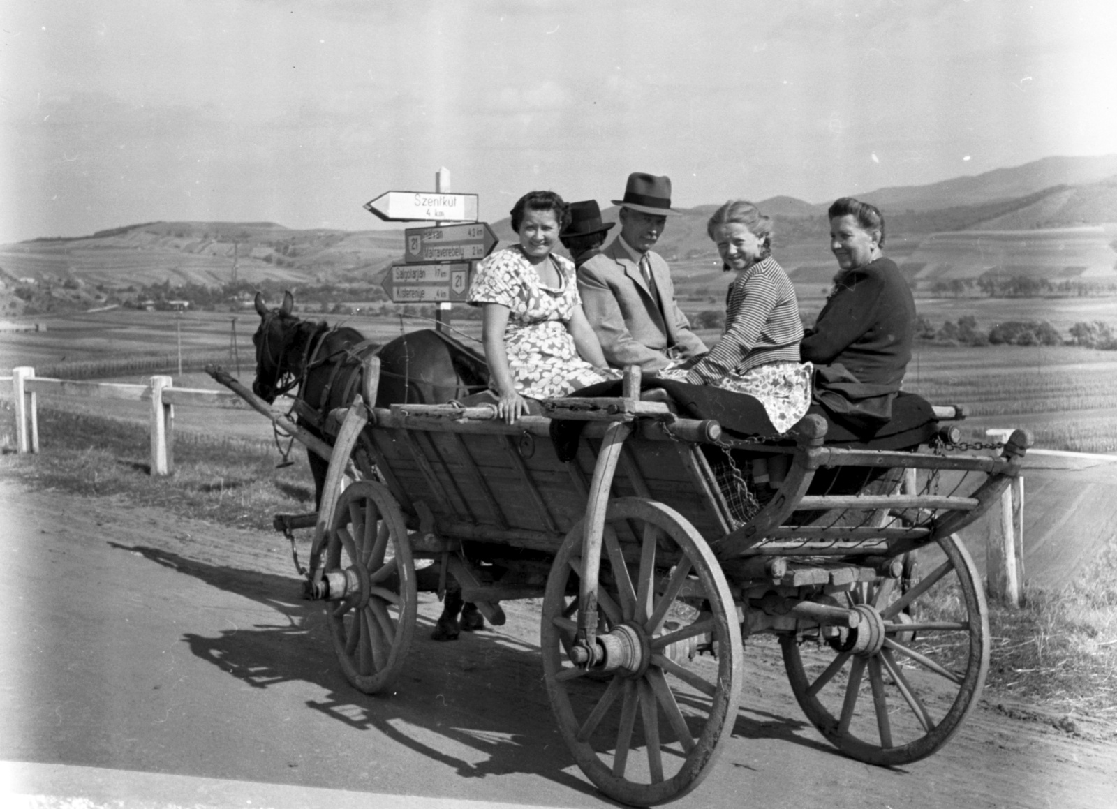 Magyarország, 21-es főút, a szentkúti elágazásnál., 1947, Lissák Tivadar, szekér, csoportkép, nők, férfiak, útjelző tábla, fogat, nyár, országút, domboldal, Fortepan #73062