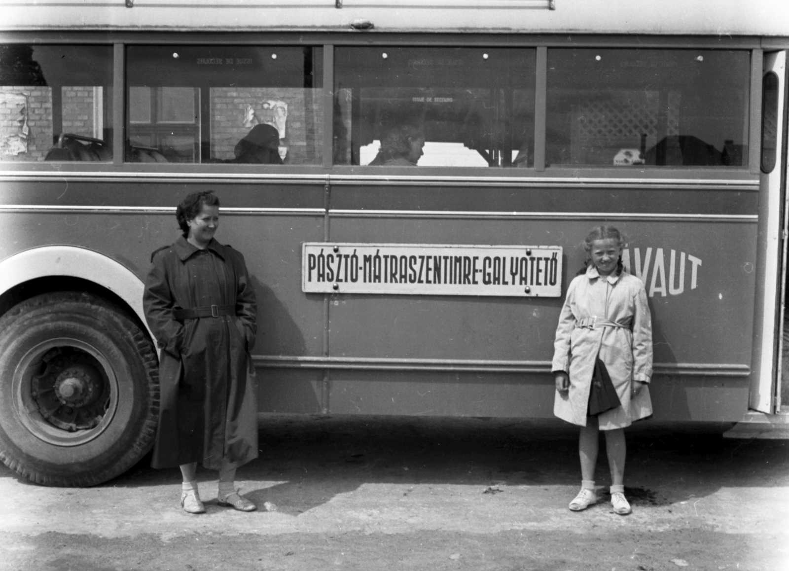 Hungary, Pásztó, Renault 215 D típusú autóbusz a vasútállomás előtt., 1947, Lissák Tivadar, bus, Renault-brand, French brand, MÁVAUT-organisation, travelling, girl, woman, double portrait, kid, destination sign, hands in pockets, Fortepan #73064