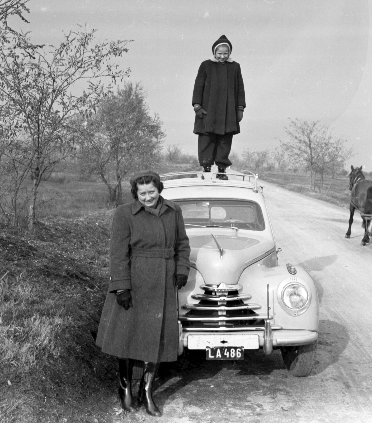 Hungary, Székesfehérvár, a felvétel az Iszkaszentgyörgyi út 2. alatti kőkeresztnél készült., 1948, Lissák Tivadar, Czechoslovak brand, Skoda-brand, coach, automobile, standing on a car, number plate, girls'n'cars, Fortepan #73070