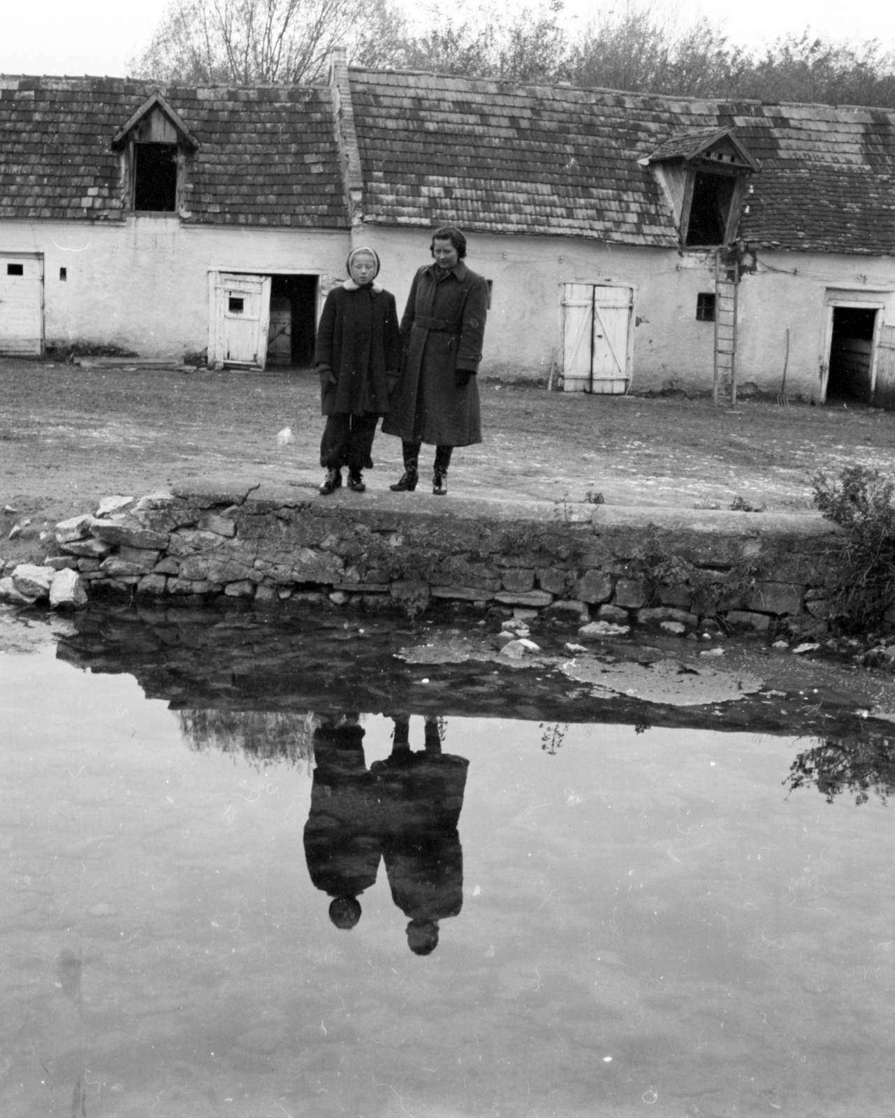 Hungary, Pápa, Tapolcafő (ekkor önálló)., 1947, Lissák Tivadar, water surface, stable, reflection, Fortepan #73072