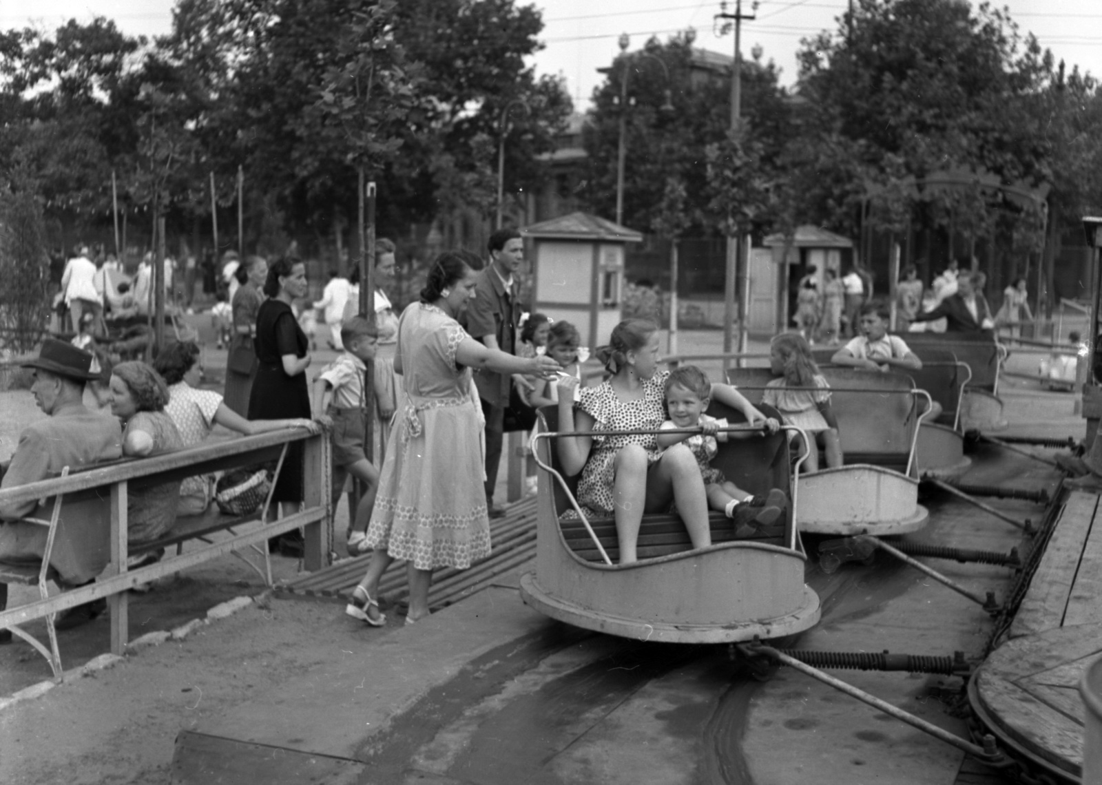 Hungary, Budapest XIV., Kis vidámpark, Kis Kanyargó., 1948, Lissák Tivadar, toy, amusement park, Budapest, Fortepan #73084