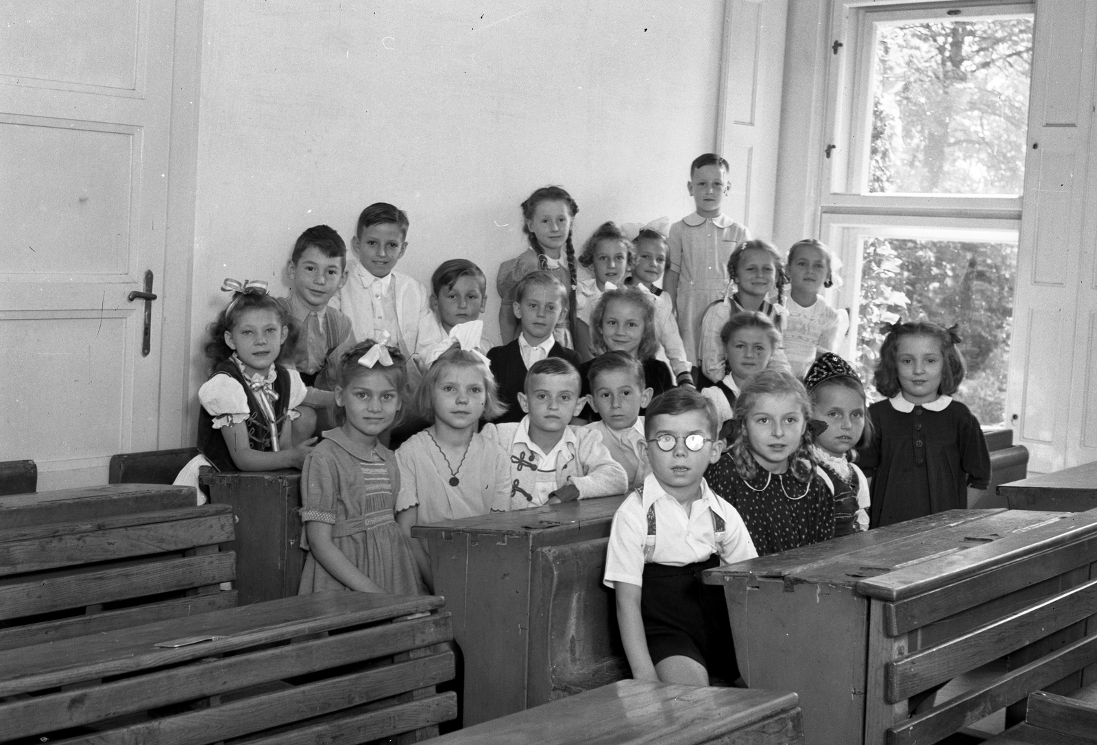 Hungary, Budapest II., Lorántffy Zsuzsanna utca 3., csoportkép egy általános iskolai alsótagozatos osztályról (később Baár-Madas Református Gimnázium, Általános Iskola és Diákotthon)., 1948, Lissák Tivadar, tableau, kids, school desk, Budapest, Fortepan #73092