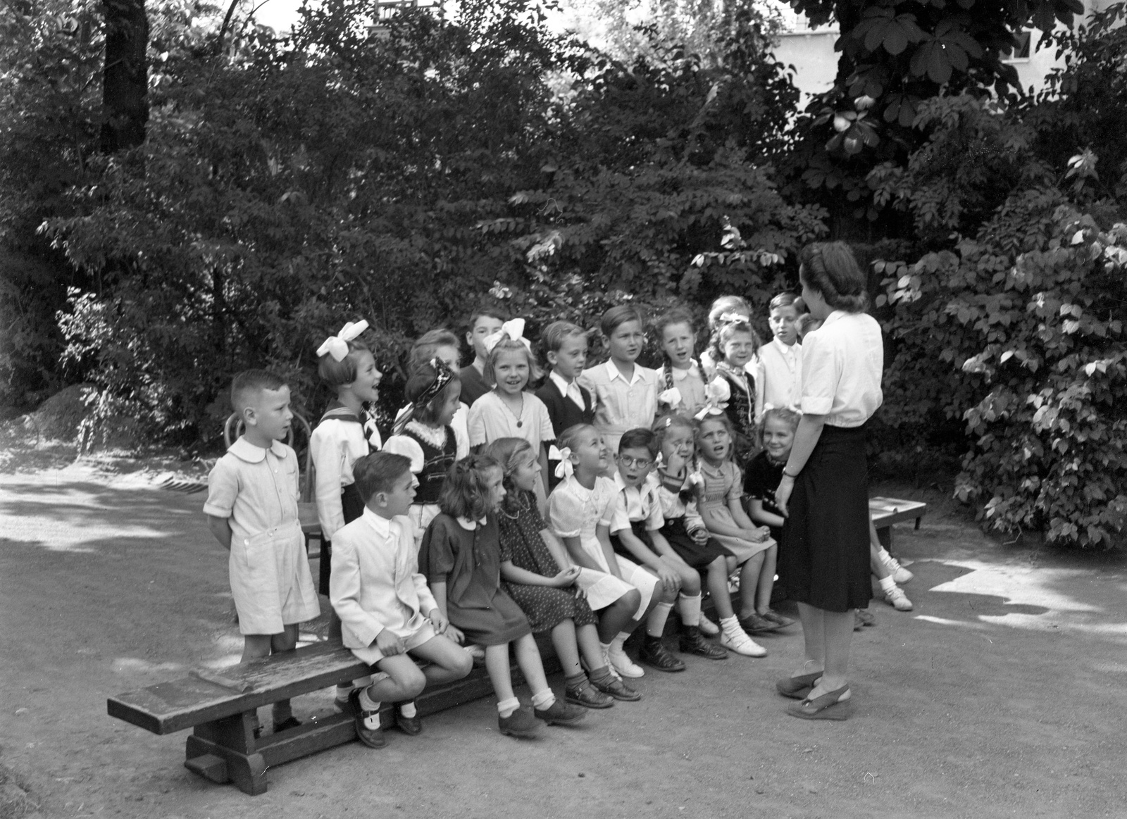 Hungary, Budapest II., Lorántffy Zsuzsanna utca 3., csoportkép egy általános iskolai alsótagozatos osztályról (később Baár-Madas Református Gimnázium, Általános Iskola és Diákotthon)., 1948, Lissák Tivadar, tableau, kids, choir, Exercise Equipment, Budapest, Fortepan #73093