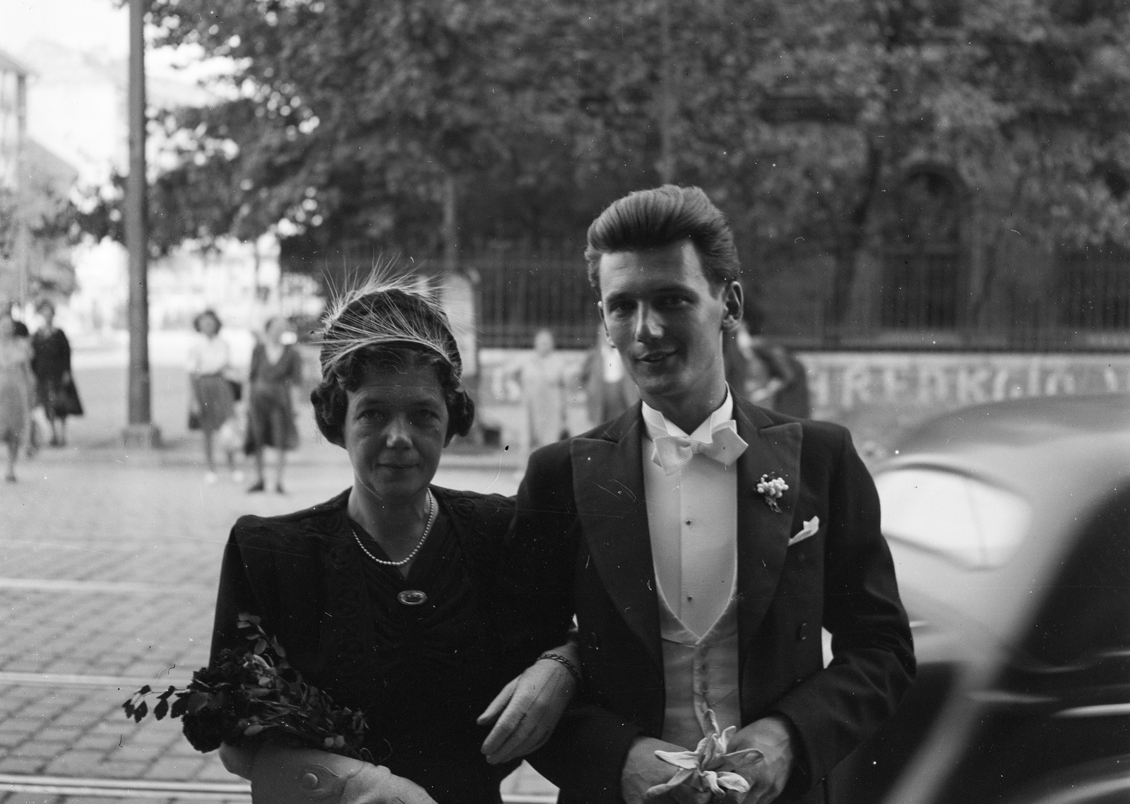Hungary, Budapest II., Bécsi út az Újlaki templom előtt., 1948, Lissák Tivadar, wedding ceremony, bow tie, Budapest, Fortepan #73107