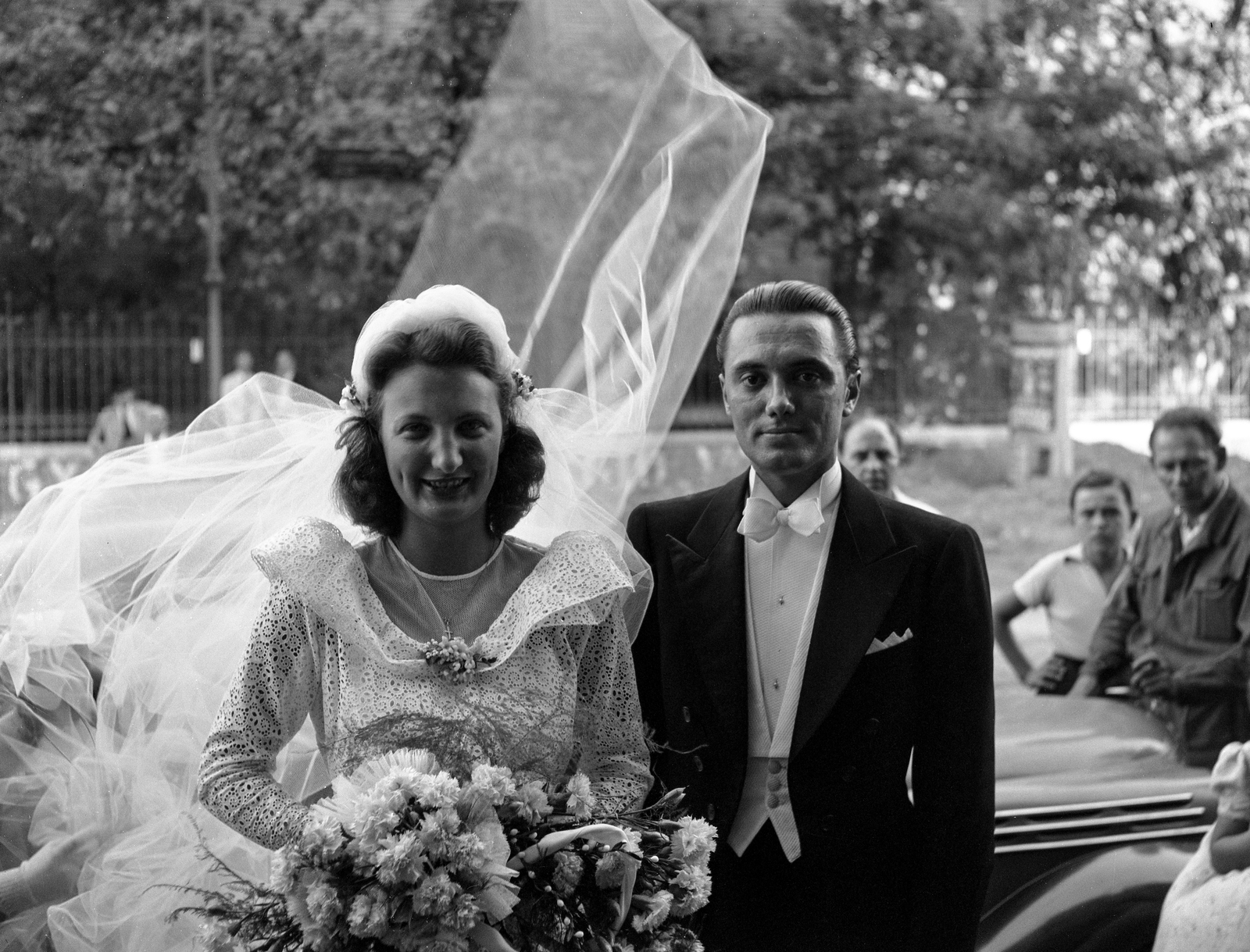 Hungary, Budapest II., Bécsi út az Újlaki templom előtt., 1948, Lissák Tivadar, wedding ceremony, bouquet, bow tie, Budapest, Best of, Fortepan #73108