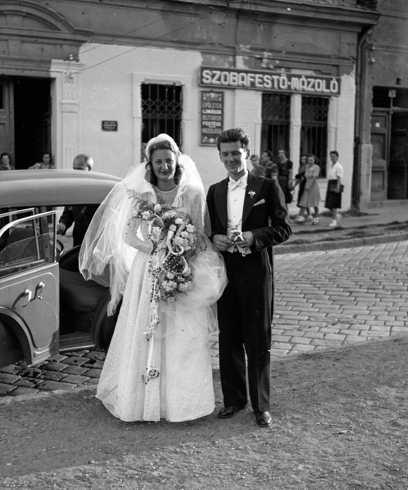Hungary, Budapest II., Szépvölgyi út, háttérben a 28., 1948, Lissák Tivadar, wedding ceremony, sign-board, bride, bouquet, white tie, bow tie, Budapest, Fortepan #73109