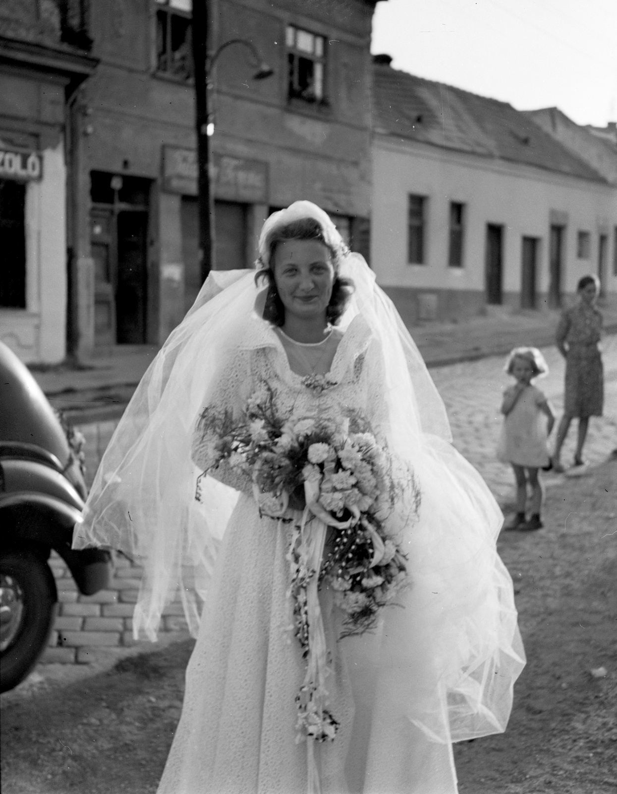 Hungary, Budapest II., Szépvölgyi út, háttérben a 30. és 32., 1948, Lissák Tivadar, wedding ceremony, bride, bouquet, Budapest, Fortepan #73110