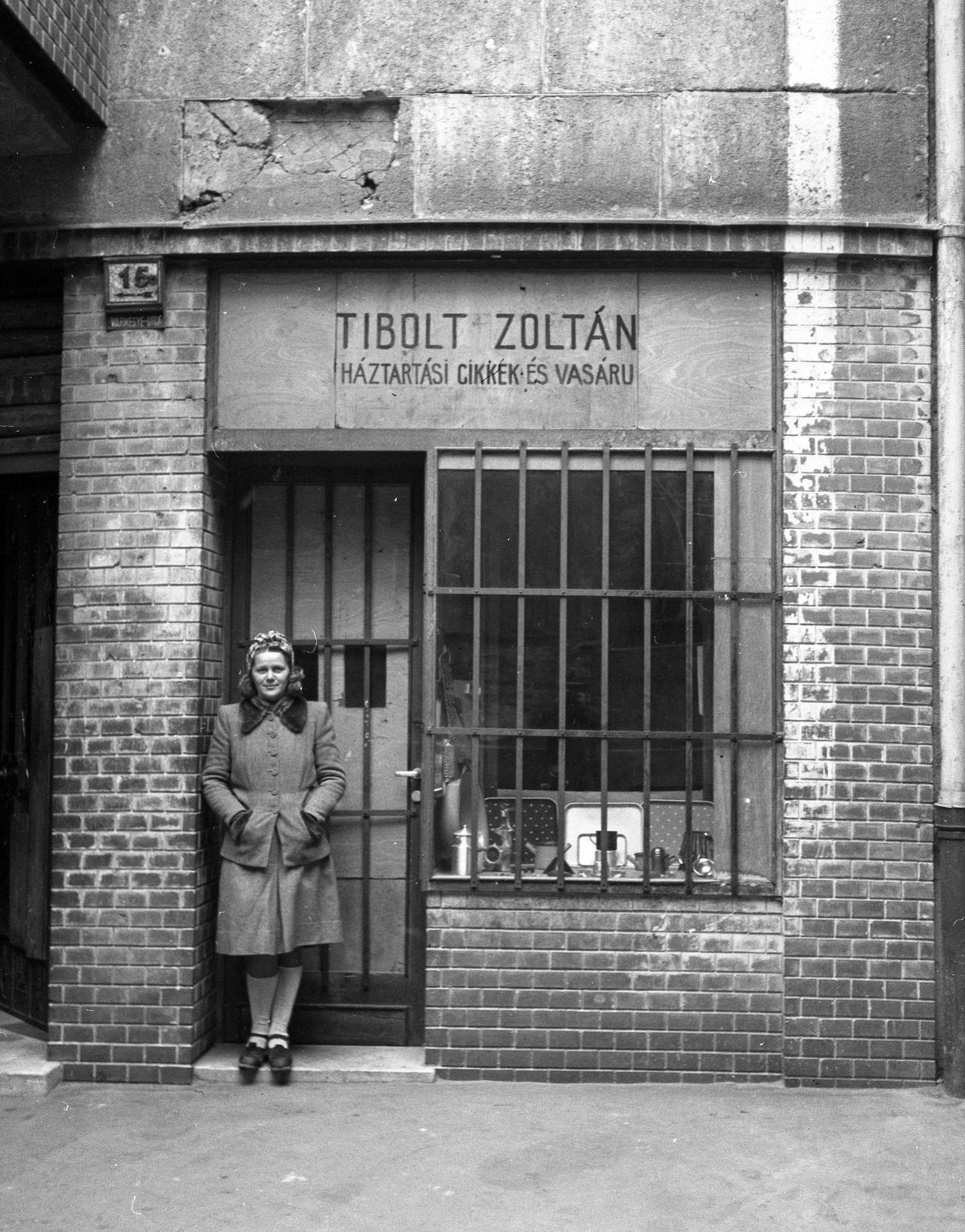 Hungary, Budapest V., Vármegye utca 15., 1948, Lissák Tivadar, Show window, sign-board, store display, house number sign, grille, Budapest, hands in pockets, Closed Shop, Fortepan #73111