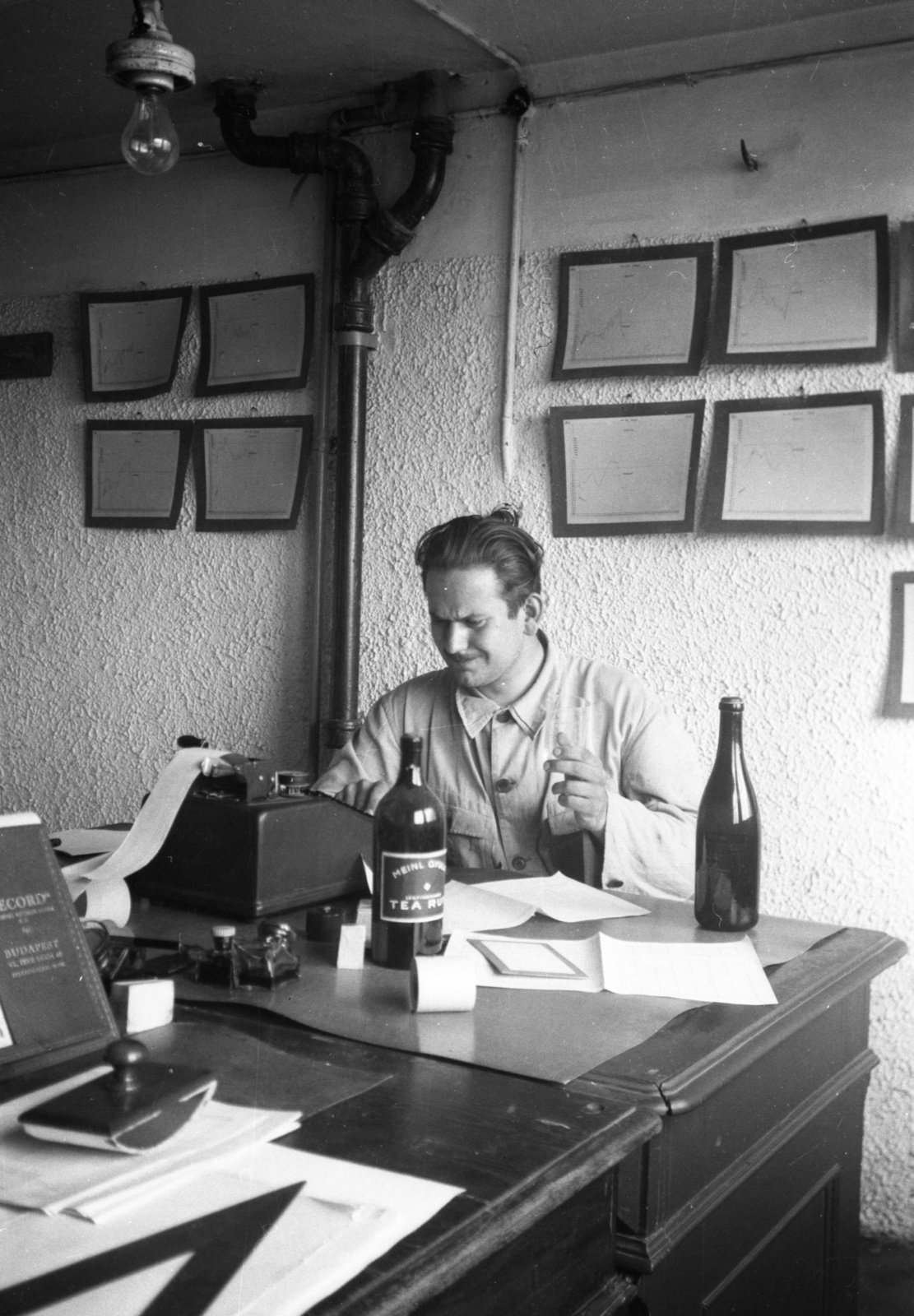 Hungary, Budapest XIII., Teve utca 62., Record Gépgyár Rt. irodája., 1934, Lissák Tivadar, office, desk, ink bottle, drink, ruler, ink blotter, adding machine, Budapest, papers, Fortepan #73113
