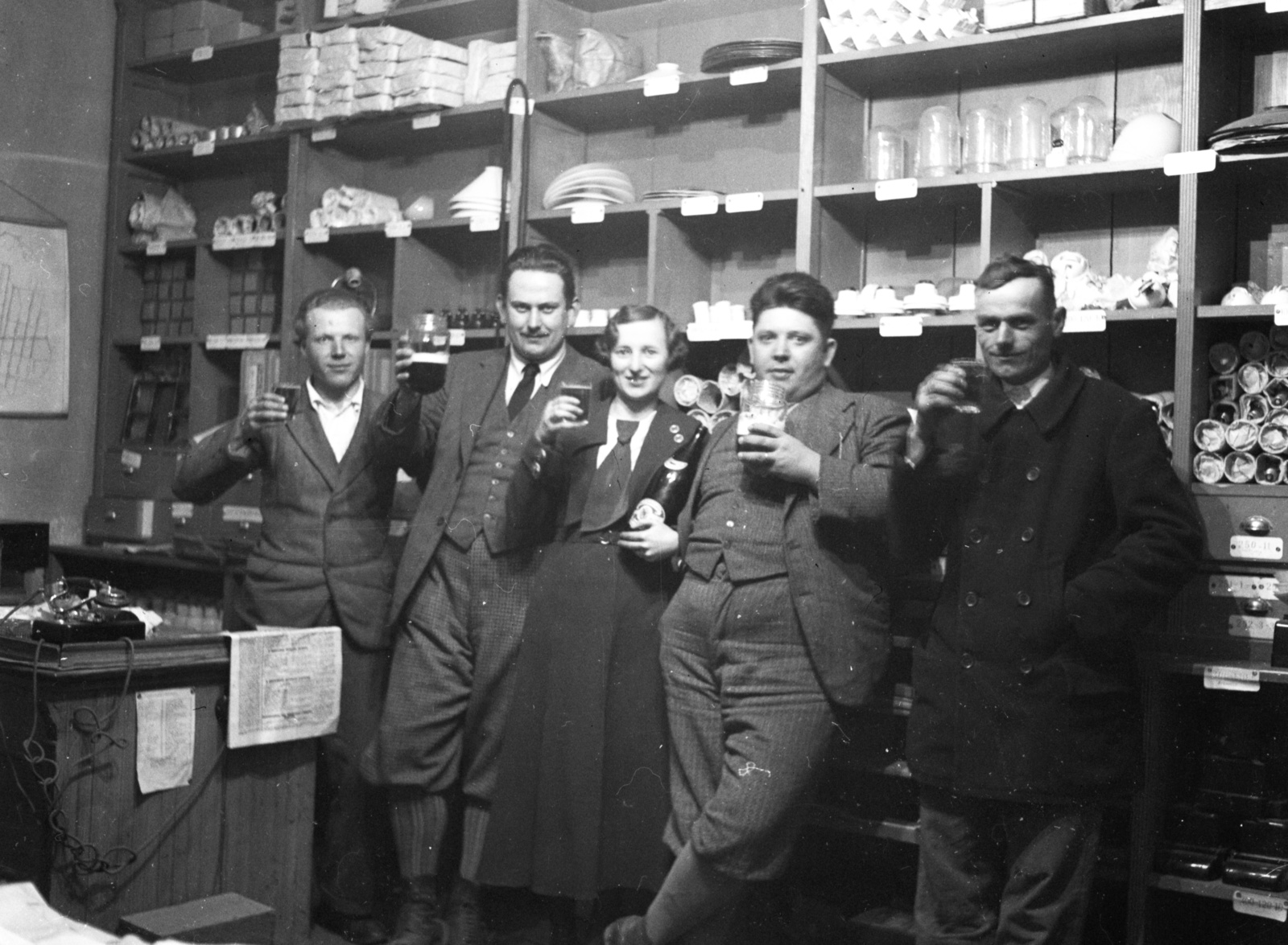 Hungary, Püspökladány, 1935, Lissák Tivadar, telephone, electronics store, shop interior, drinking, Fortepan #73115