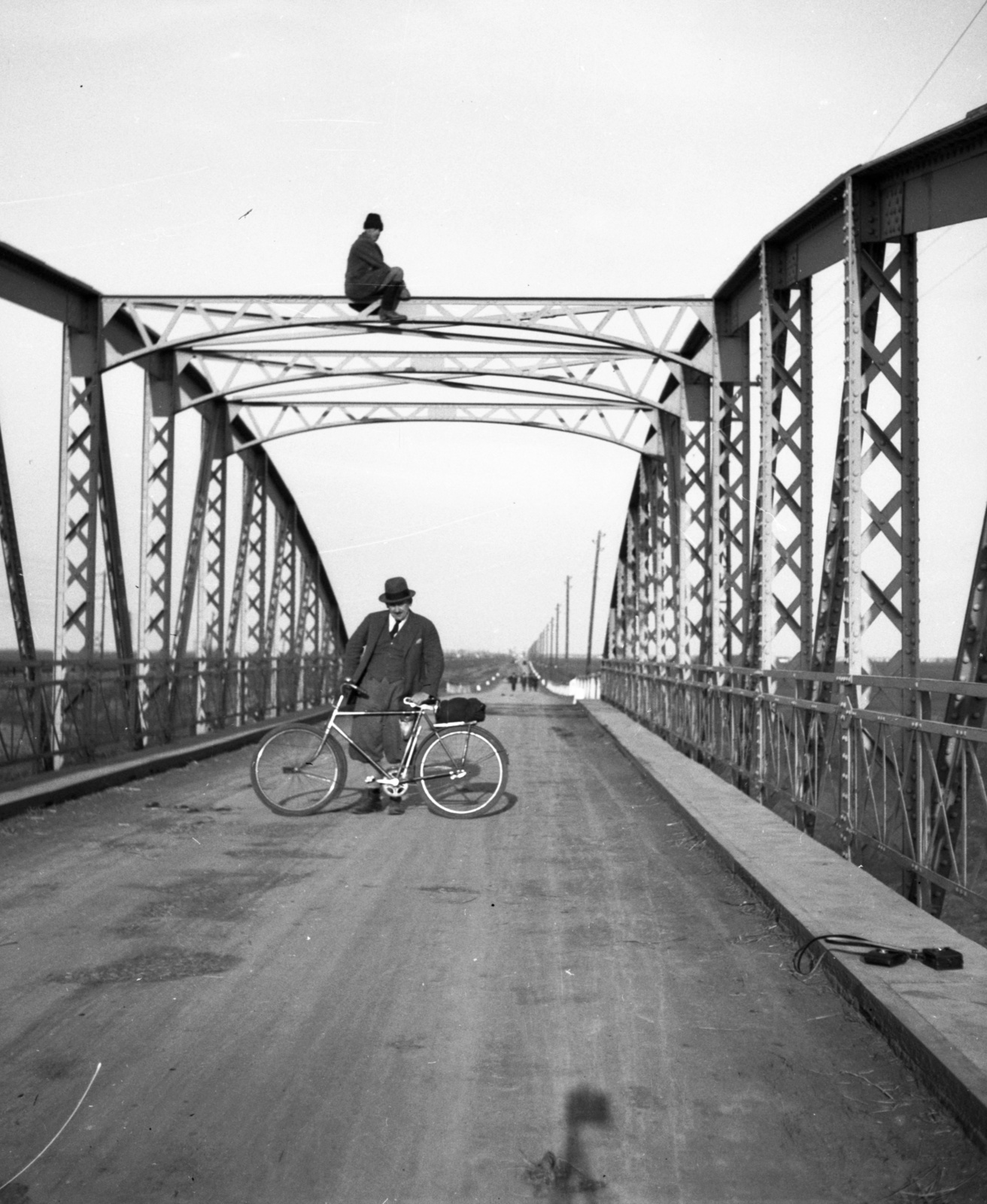 Hungary, Szolnok, Malomszögi Zagyva-híd., 1935, Lissák Tivadar, bicycle, bridge, Fortepan #73116