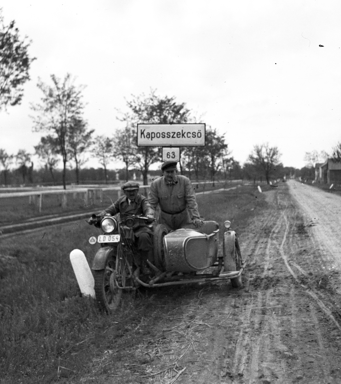 Magyarország, Kaposszekcső, a község határa Dombóvár felől., 1936, Lissák Tivadar, motorkerékpár, magyar gyártmány, oldalkocsis motorkerékpár, Méray-márka, helységnév tábla, Fortepan #73134