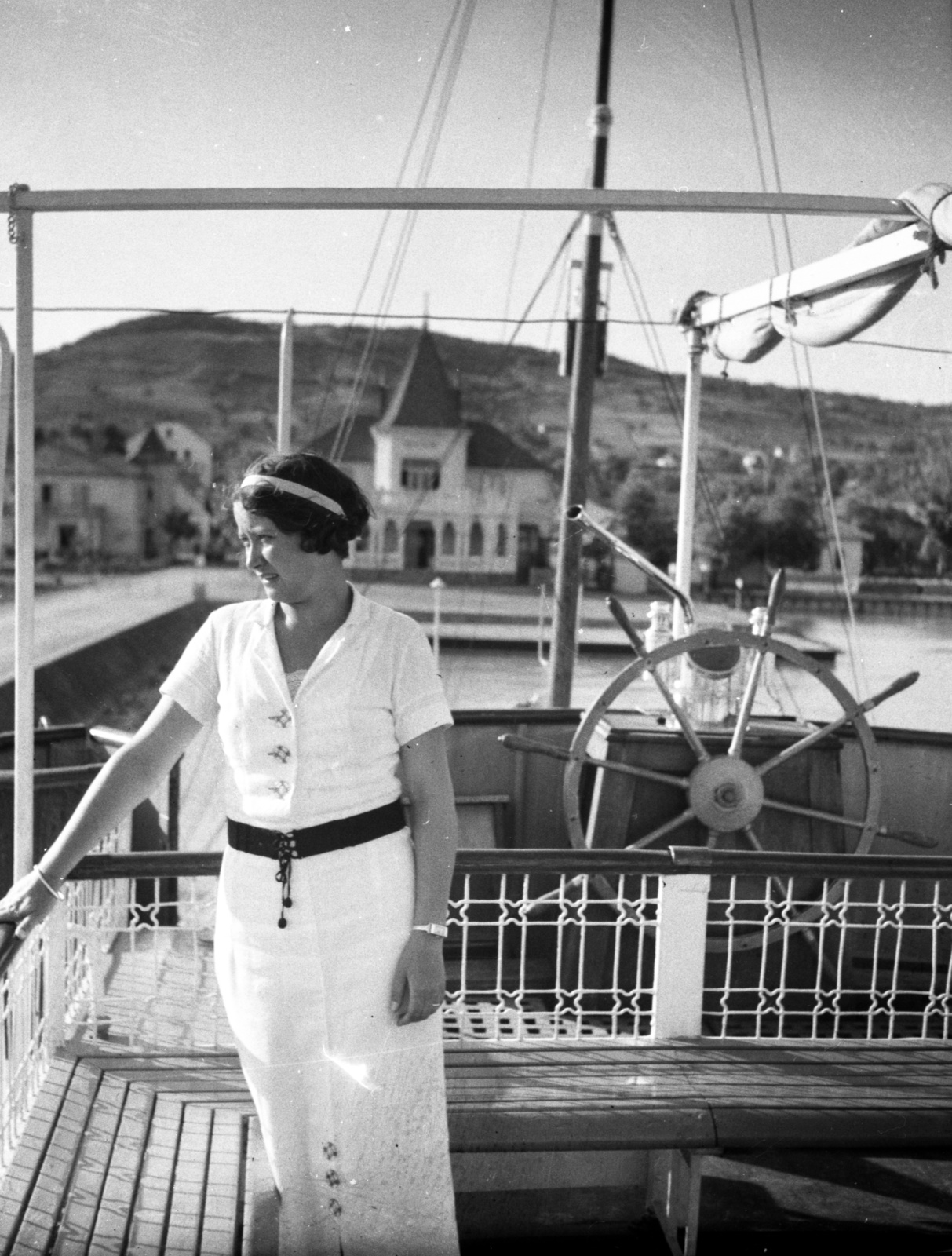 Hungary,Lake Balaton, Révfülöp, a hajóállomás épülete a Jókai csavargőzös fedélzetéről., 1936, Lissák Tivadar, portrait, ship, summer, woman, boat station, Jókai ship, Fortepan #73145