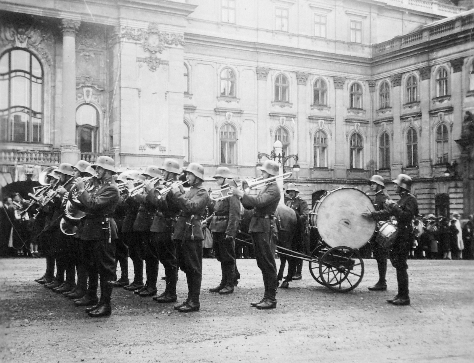 Hungary, Budapest I., Királyi Palota (később Budavári Palota), Hunyadi udvar., 1939, Fortepan, military band, wind band, Budapest, drum, Fortepan #7317