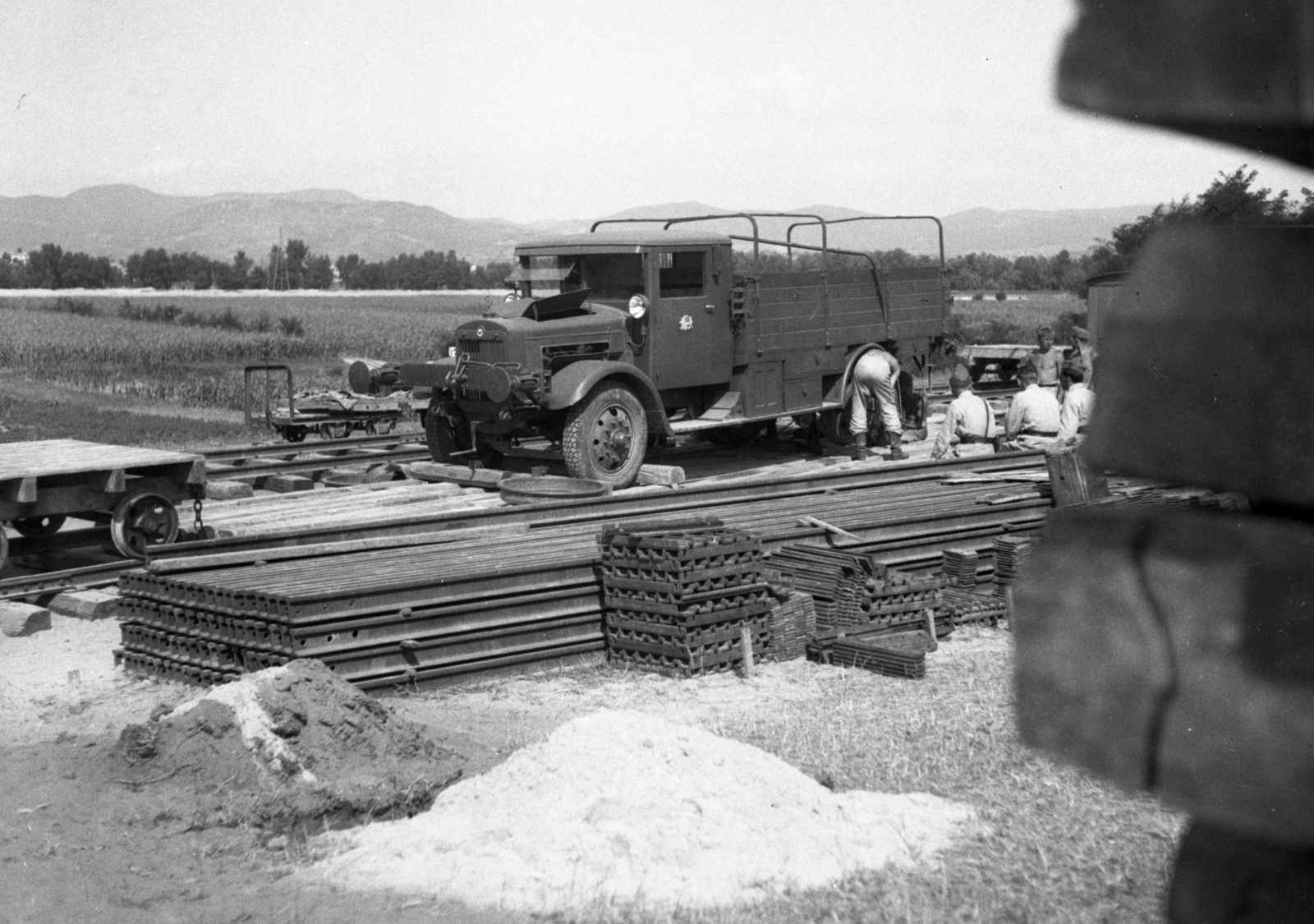Magyarország,Szentendrei-sziget, katonák gyakorlaton., 1937, Lissák Tivadar, vasút, magyar gyártmány, teherautó, Rába-márka, MÁVAG-márka, sínautó, Mávag VL-2, Fortepan #73173