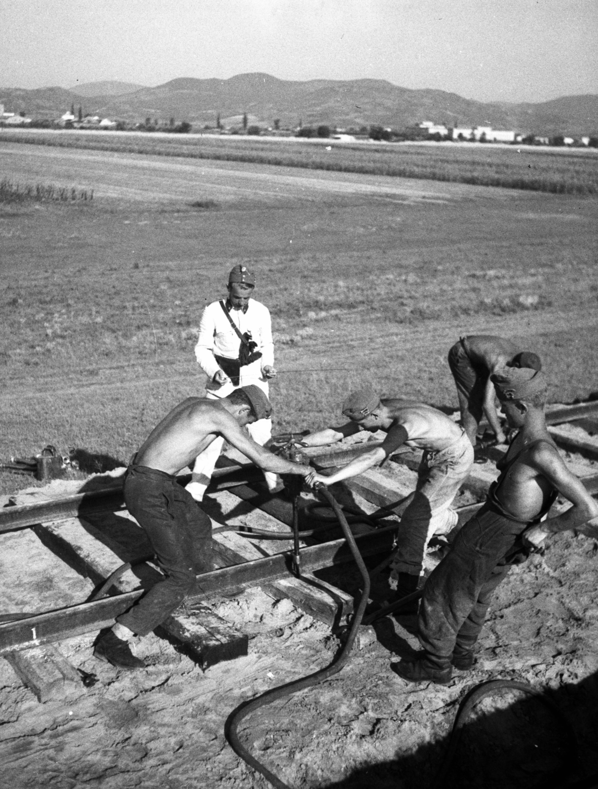 Hungary, katonák gyakorlaton., 1937, Lissák Tivadar, rails, half-naked, Fortepan #73175