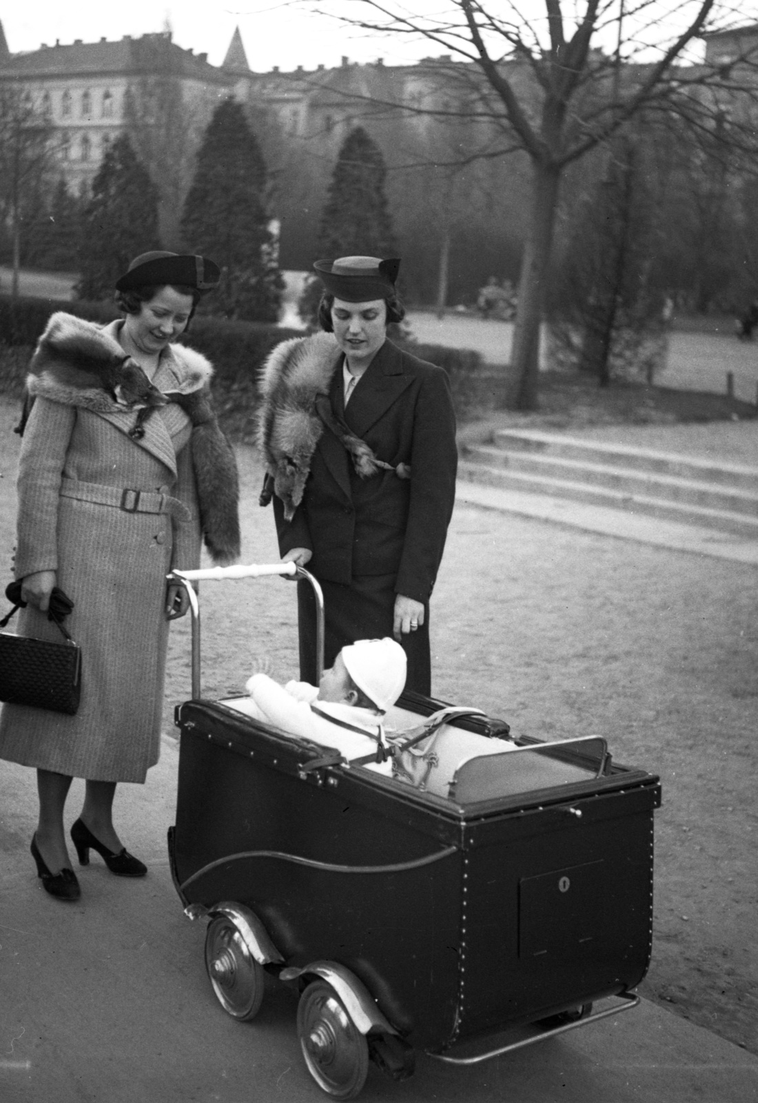 Hungary, Városmajor, Budapest XII., háttérben az Ignotus (Klára) utca házai., 1938, Lissák Tivadar, baby carriage, Budapest, fur, Fortepan #73188