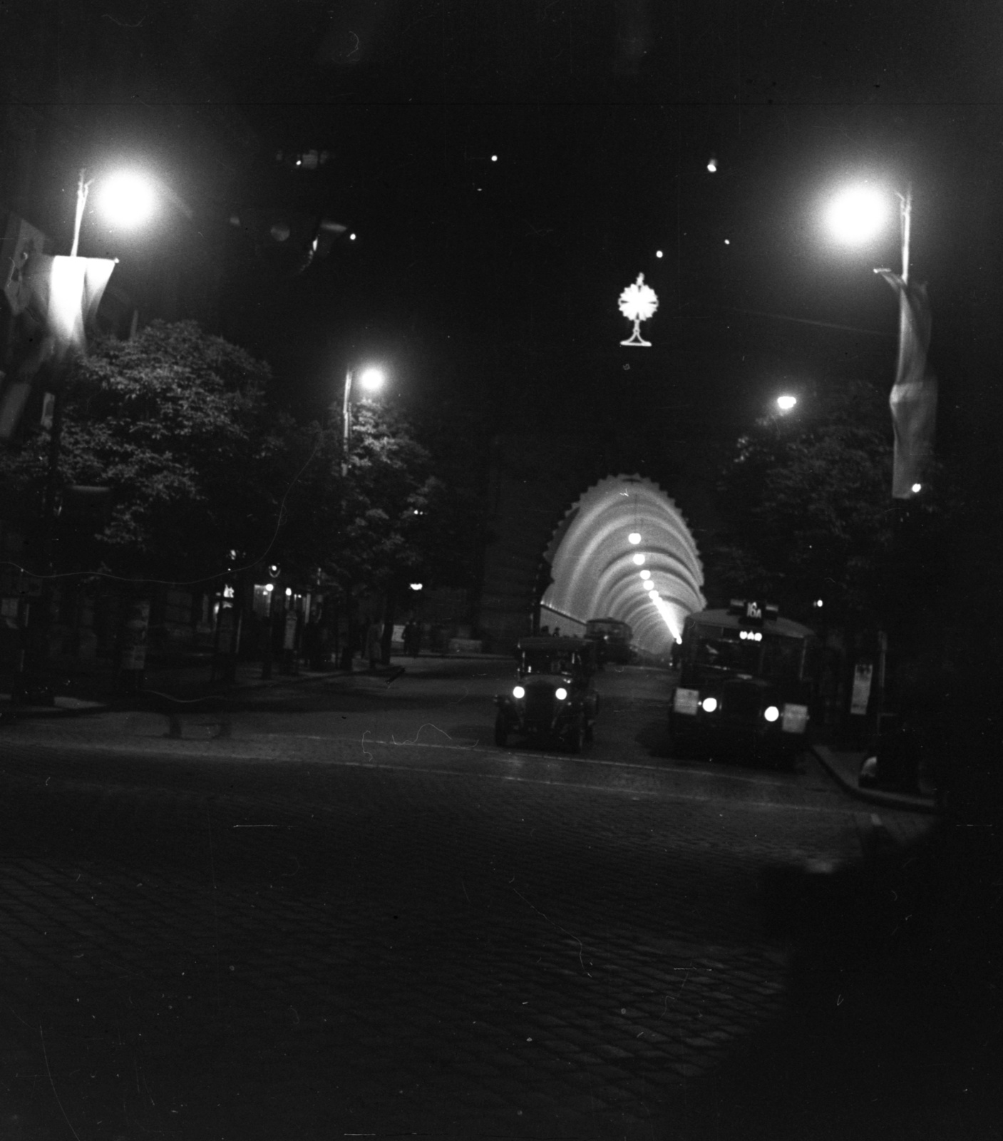Hungary, Budapest I., Clark Ádám tér, szemben az Alagút bejárata az Eucharisztikus Világkongresszus idején., 1938, Lissák Tivadar, tunnel, floodlighting, Budapest, Fortepan #73194