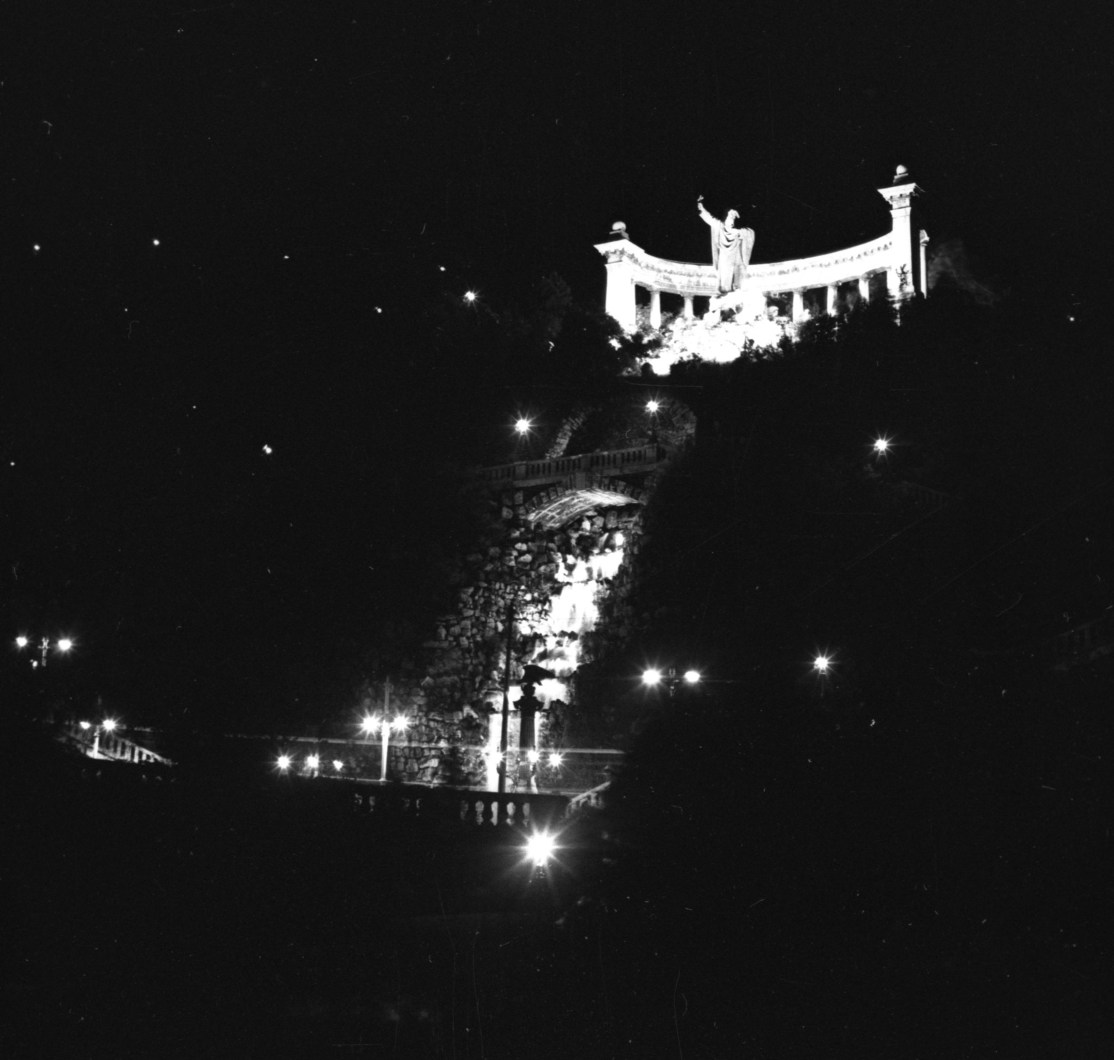 Hungary, Budapest I., a Szent Gellért szobor és a vízesés a Döbrentei térről nézve. Díszkivilágítás az Eucharisztikus Világkongresszus alkalmával., 1938, Lissák Tivadar, floodlighting, Budapest, Saint Gerard-portrayal, Fortepan #73196