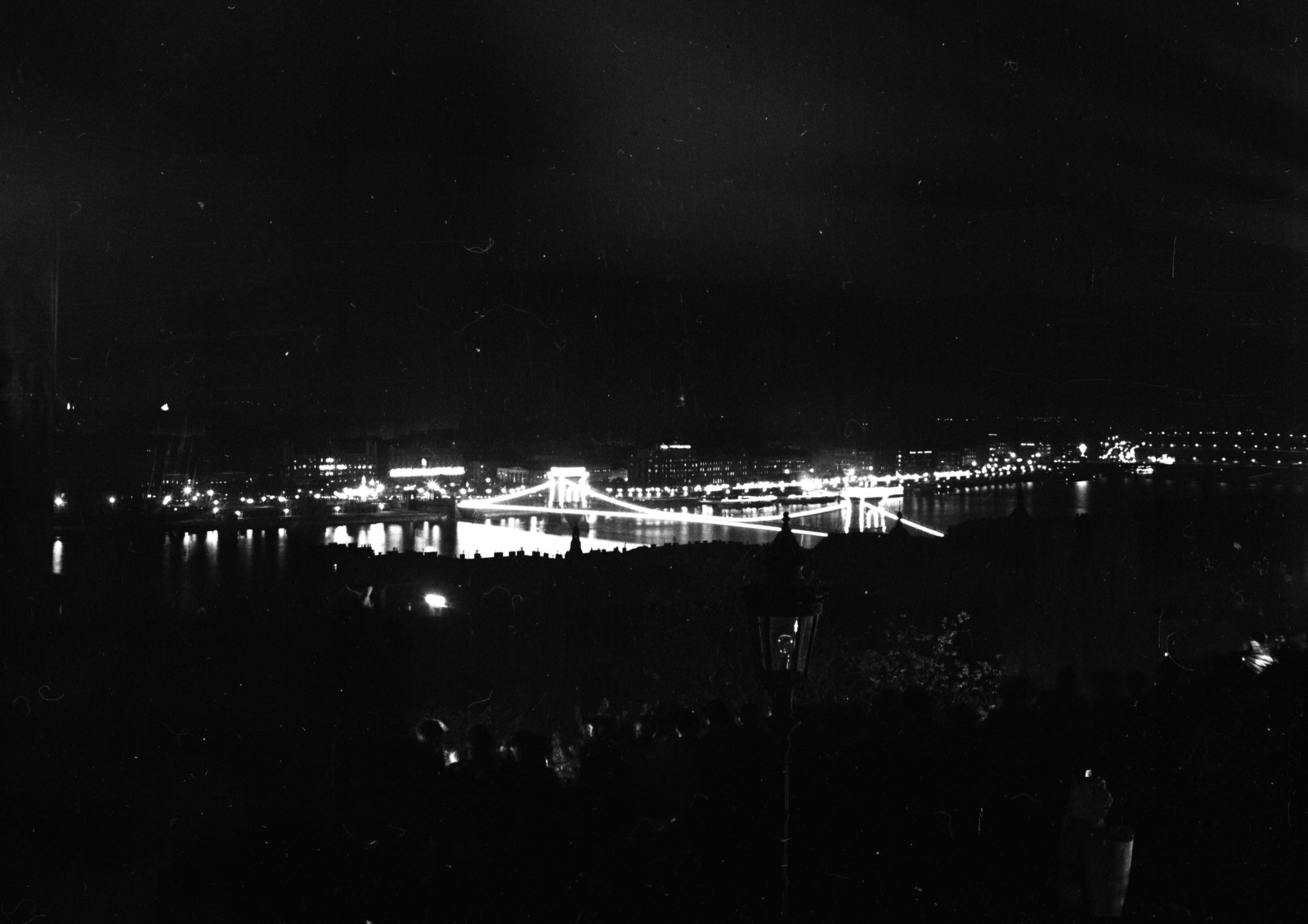 Hungary, Budapest I., kilátás a Halászbátyáról a Széchenyi Lánchíd és a Dunakorzó felé. Díszkivilágítás az Eucharisztikus Világkongresszus alkalmával., 1938, Lissák Tivadar, night, Danube, floodlighting, Budapest, suspension bridge, William Tierney Clark-design, Fortepan #73201
