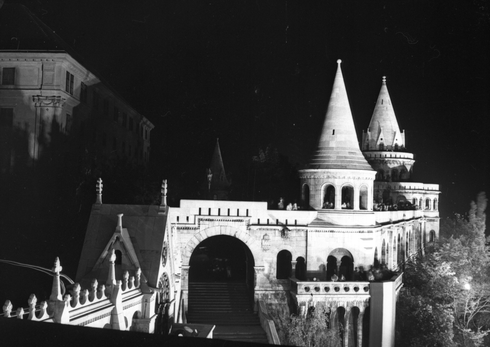 Hungary, Halászbástya, Budapest I., díszkivilágítás az Eucharisztikus Világkongresszus alkalmával., 1938, Lissák Tivadar, night, Frigyes Schulek-design, floodlighting, Budapest, Fortepan #73202