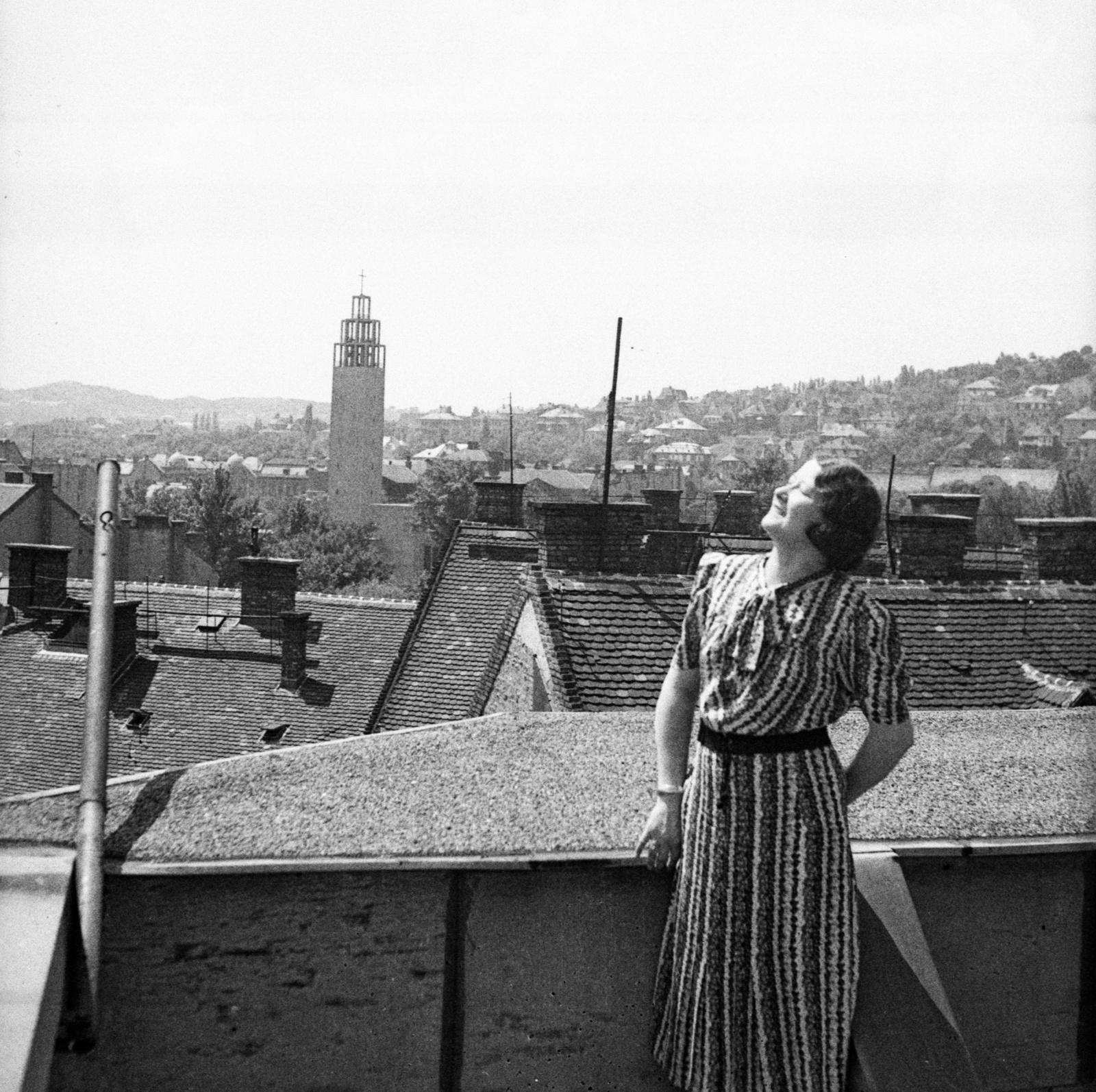 Hungary, Budapest II., Retek utca 29-31., kilátás a Városmajori Jézus Szíve-templom felé., 1938, Lissák Tivadar, balcony, tower, roof terrace, Budapest, striped dress, Fortepan #73203