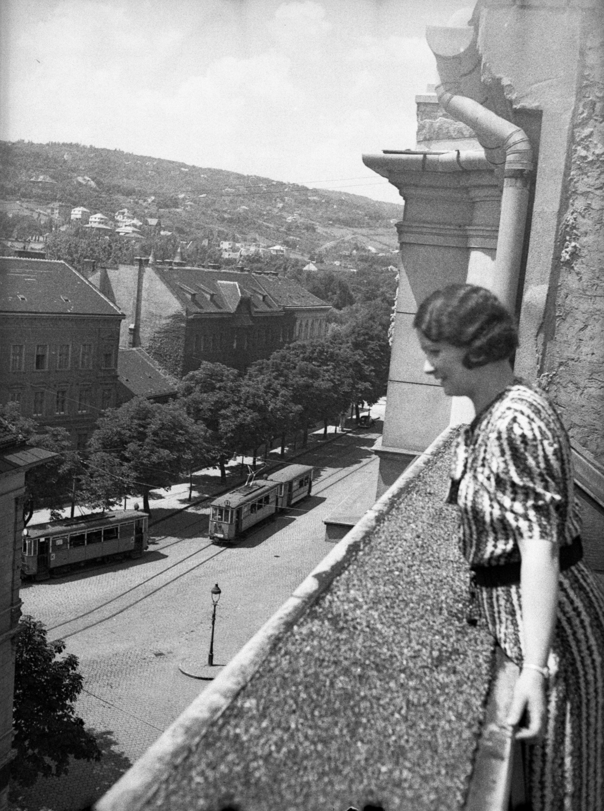 Hungary, Budapest II., Retek utca 29-31., kilátás a Szilágyi Erzsébet (Olasz) fasor és a Kis-Sváb-hegy felé., 1938, Lissák Tivadar, tram, balcony, roof terrace, Budapest, Fortepan #73204