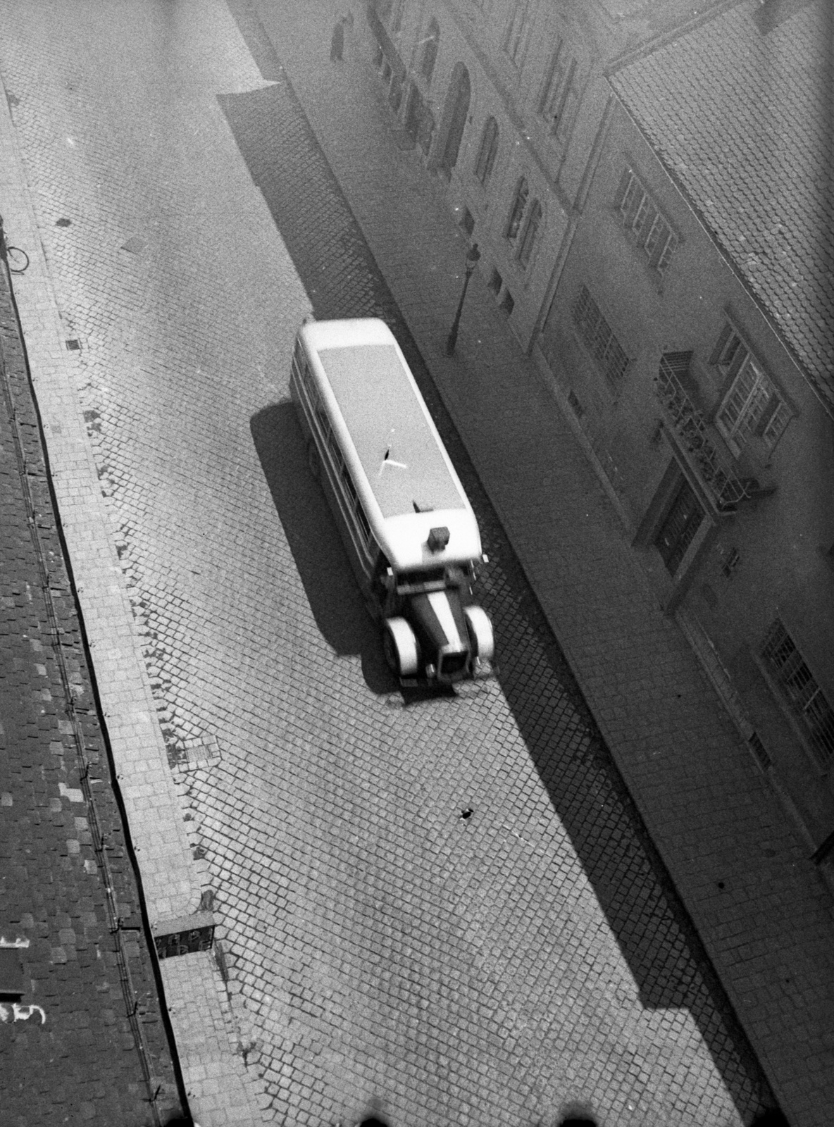 Hungary, Budapest II., Retek utca 32. és 30. a 29-31. számú házból nézve., 1938, Lissák Tivadar, bus, Budapest, plan view, Fortepan #73205