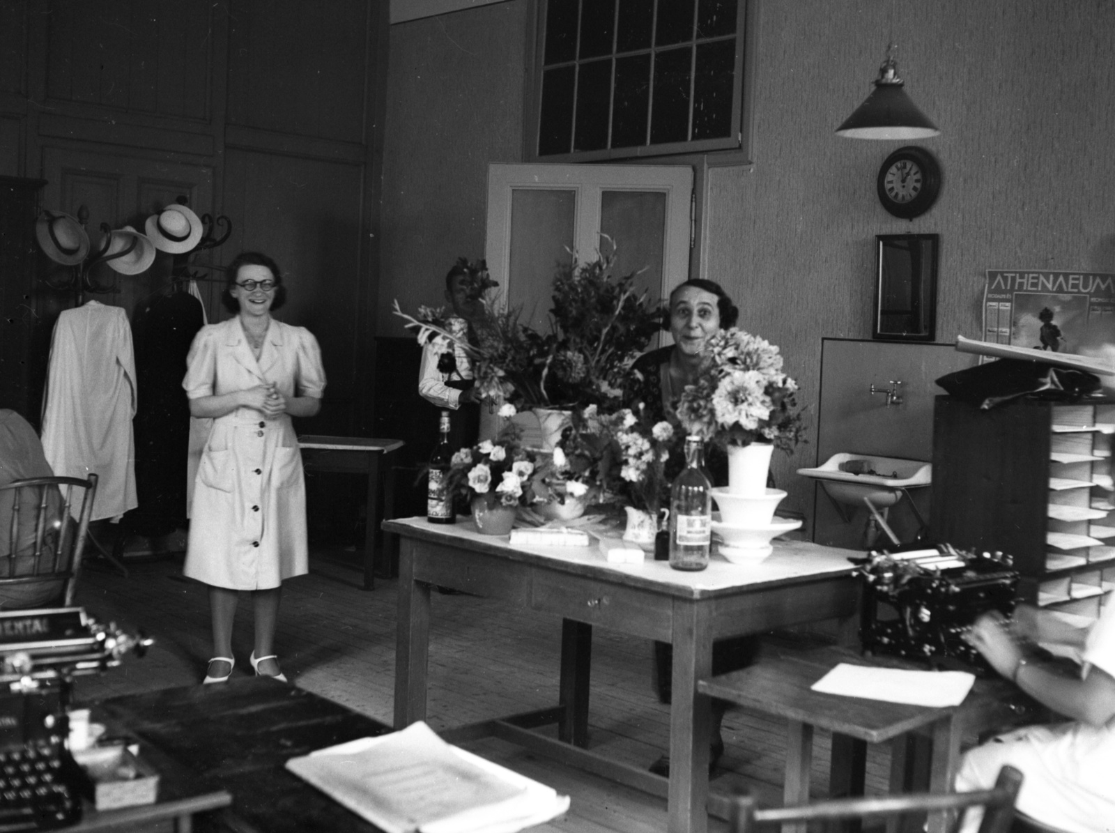 1939, Lissák Tivadar, hat, workplace, office, light, typewriter, watch, women, furniture, mirror, flower, interior, coat-stand, overall, Continental-brand, wall calendar, Fortepan #73208