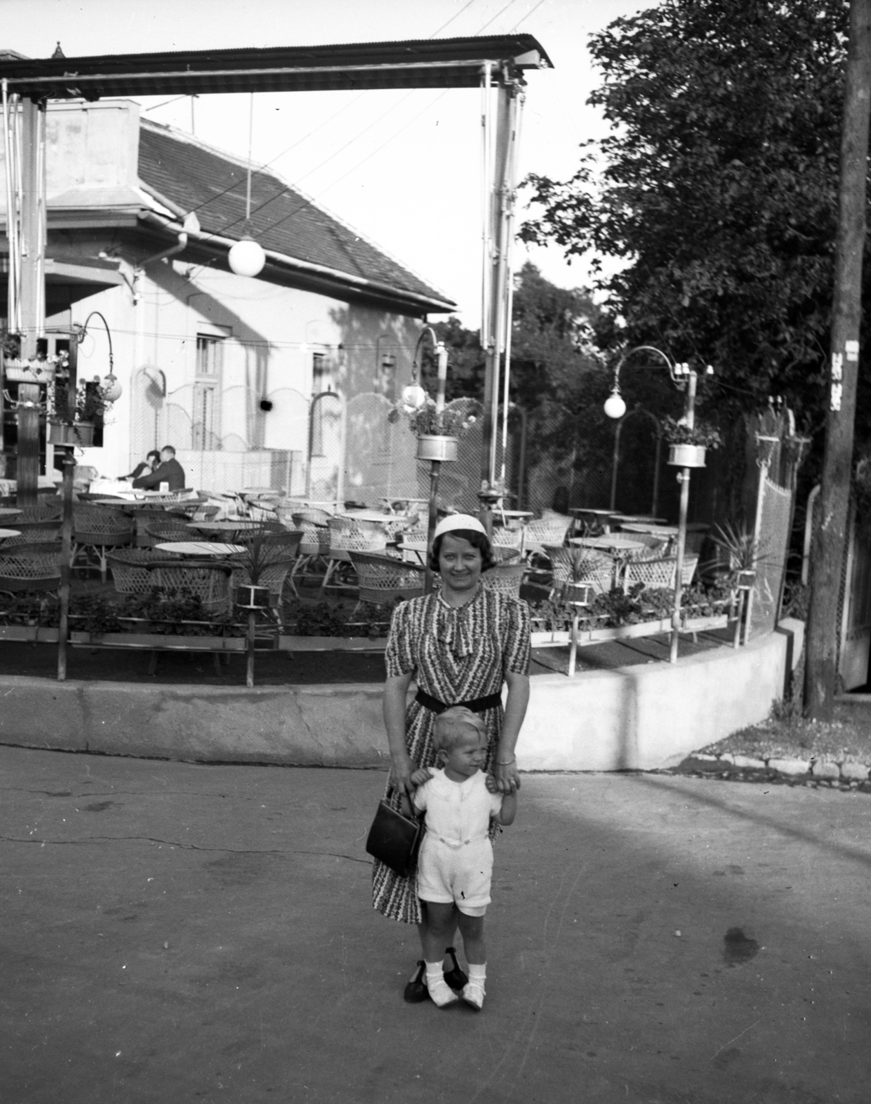 Hungary, Budapest XII., Szépkilátás út 1., a Fogaskerekű Svábhegy állomása mögött. Jobbra a Mártonhegyi út torkolata., 1939, Lissák Tivadar, restaurant, light, wicker chair, terrace, kid, snocks, handbag, double portrait, lady, Budapest, summer dresses, Fortepan #73219