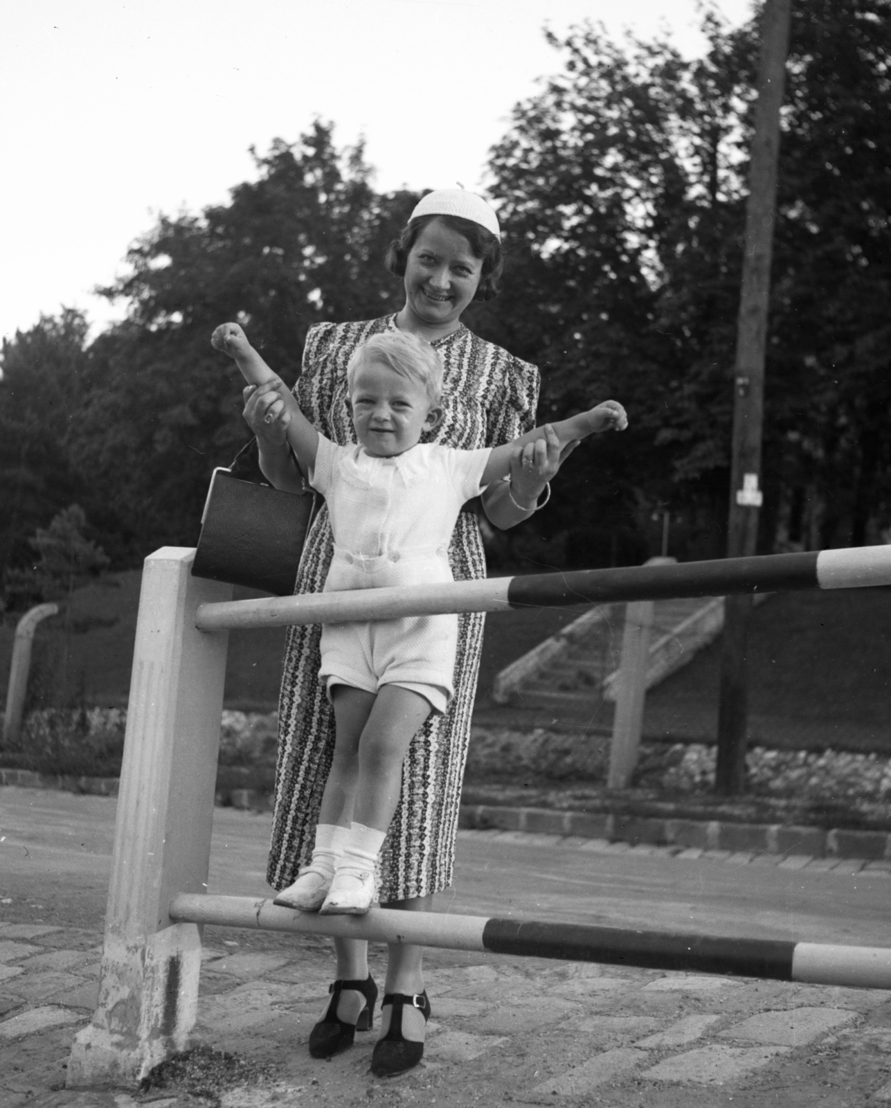 Magyarország, Budapest XII., Diana út a Fogaskerekű Svábhegy megállójánál, háttérben a lépcső az Eötvös parkba vezet., 1939, Lissák Tivadar, kisfiú, lépcső, zokni, retikül, kettős portré, hölgy, Budapest, nyári ruha, Fortepan #73220