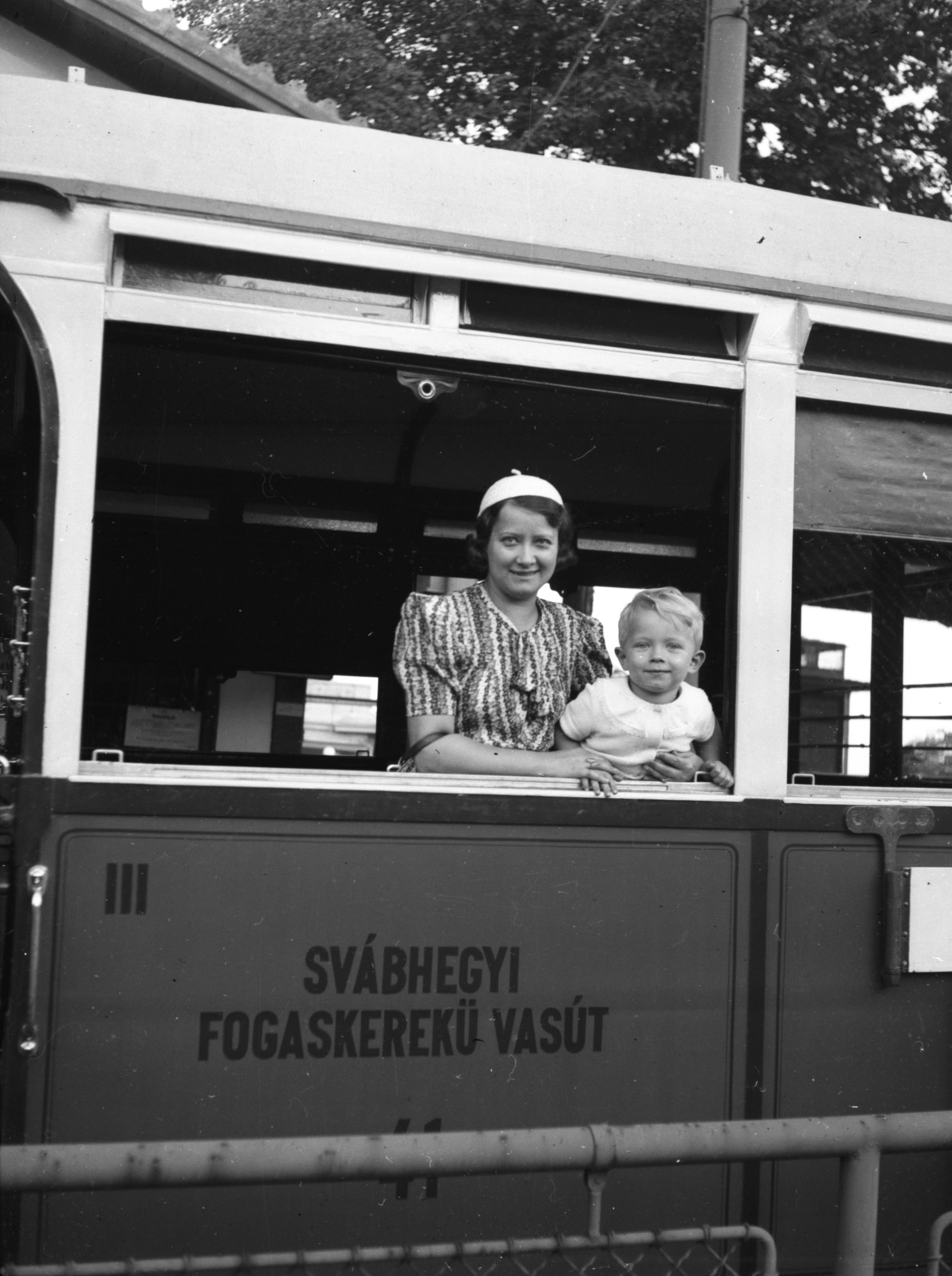Hungary, Budapest XII., a Fogaskerekű Svábhegy megállója a Hollós út felől nézve., 1939, Lissák Tivadar, kid, double portrait, lady, funicular train, Budapest, summer dresses, leaning out of the window, Fortepan #73221