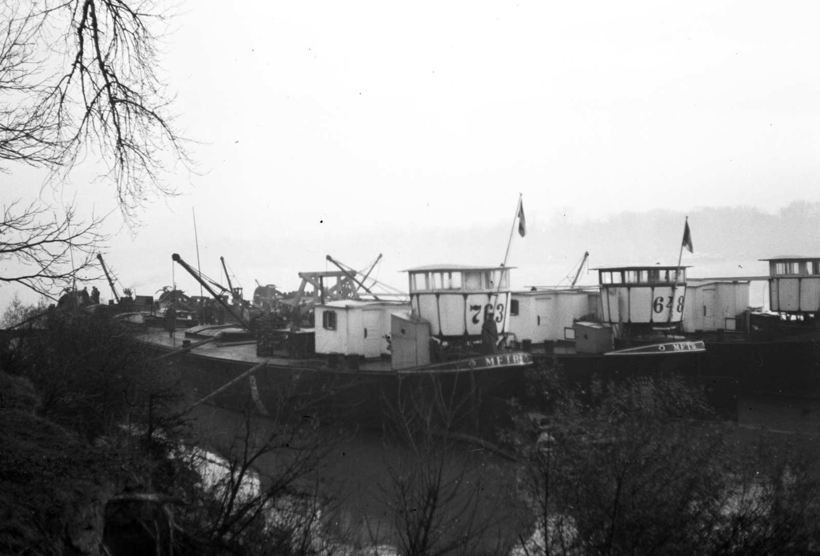 Hungary, Budapest XI., Kelenföldi Duna-part a Budafoki út és a Vízpart (Andor) utca határolta ipartelepnél., 1939, Lissák Tivadar, barge, Budapest, Fortepan #73226