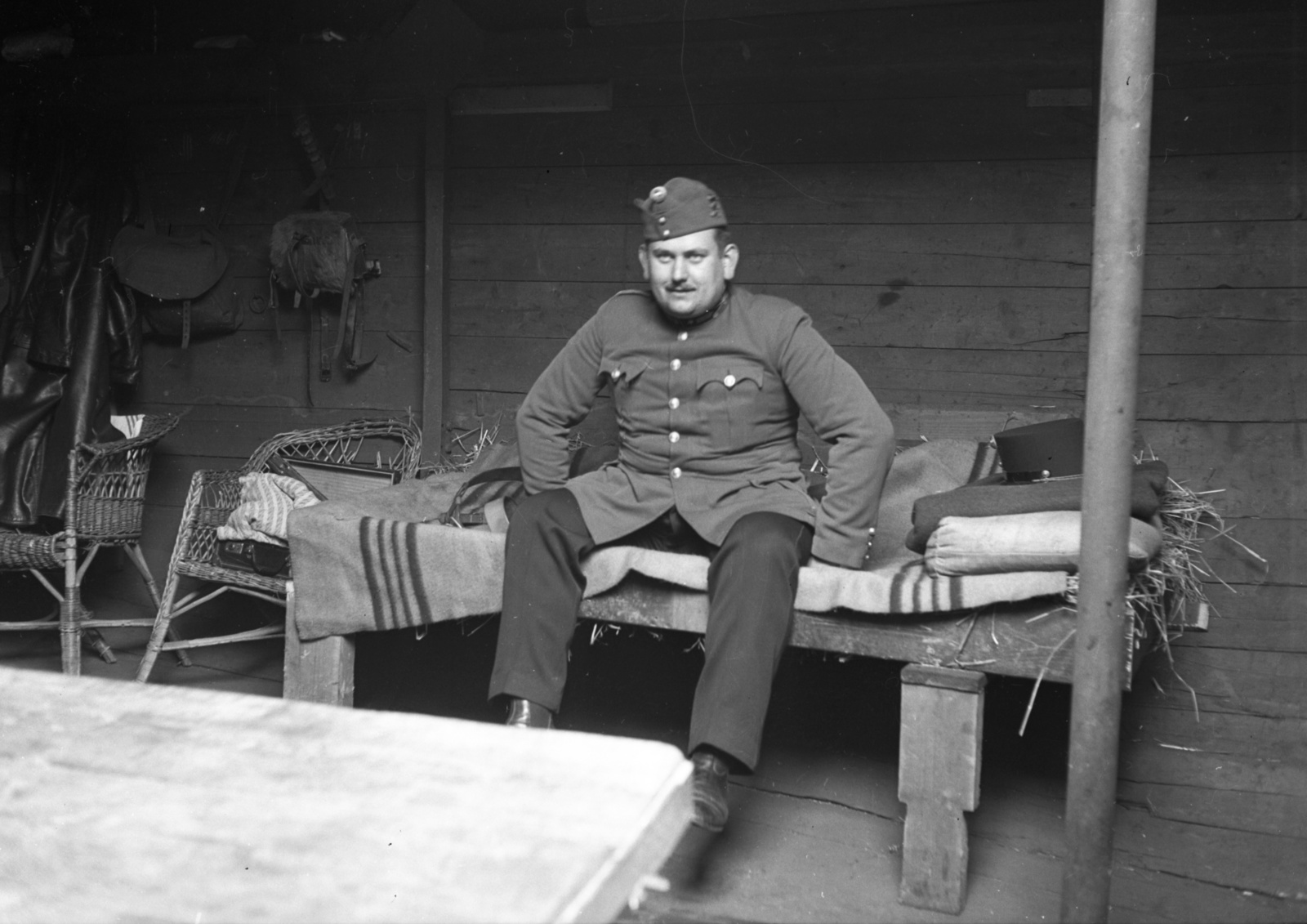 Hungary, Budapest XI., Budafoki út és a Vízpart (Andor) utca határolta ipartelep, pihenőhely a honvédségi raktárnál., 1939, Lissák Tivadar, wicker chair, bed, soldier, Budapest, rest area, "Bocskai" side cap, Fortepan #73228