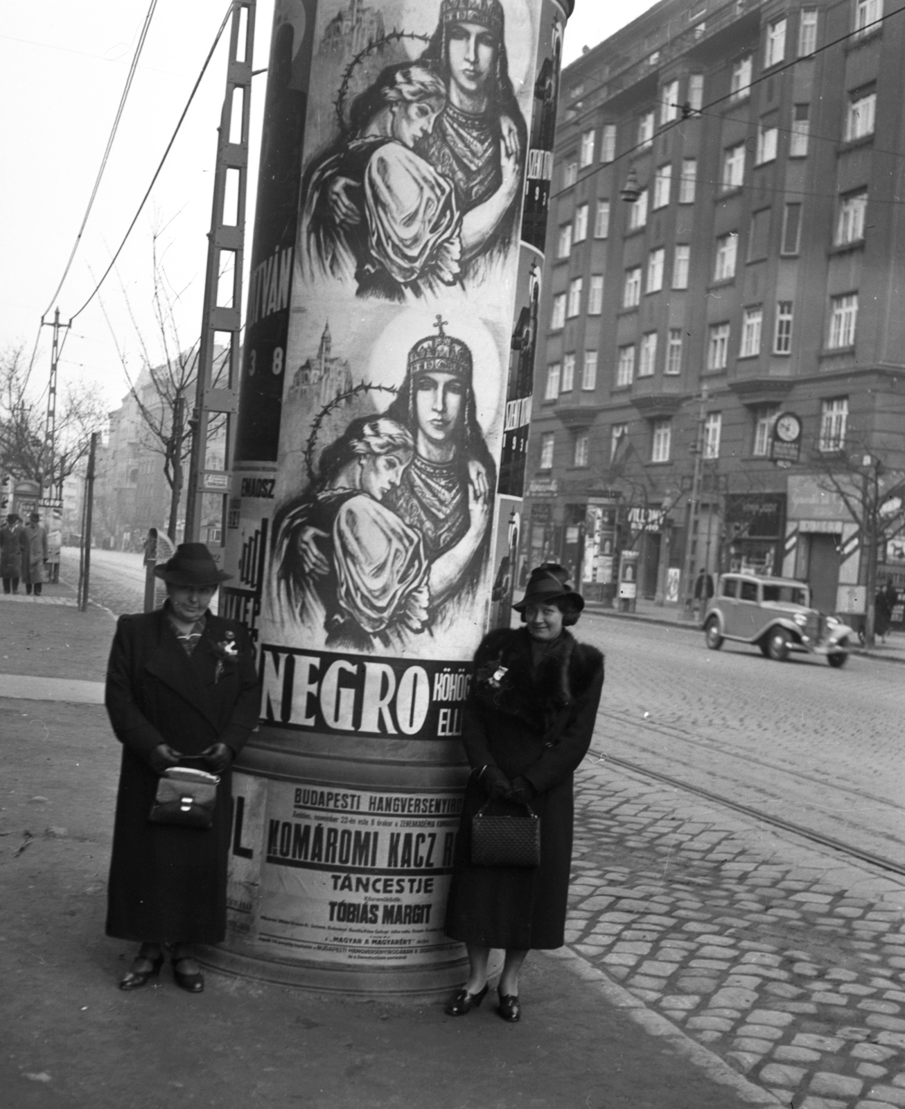 Magyarország, Budapest II., Margit körút a Fényes Elek (Tégla) utca felől nézve, jobbra az 56. számú ház látszik., 1938, Lissák Tivadar, reklám, kalap, plakát, nők, utcakép, hirdetőoszlop, retikül, kettős portré, automobil, Klösz György és Fia Grafikai Rt, Haranghy Jenő-grafika, Budapest, Negro-márka, Fortepan #73232