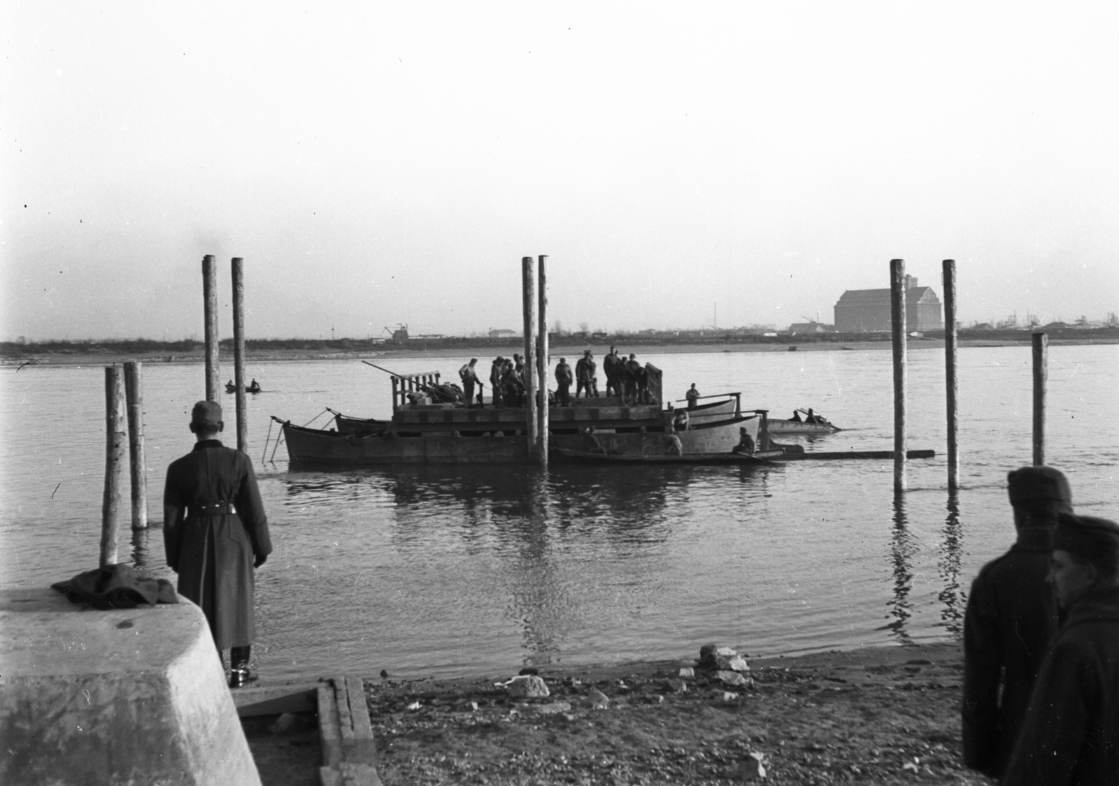 Hungary, Budapest XI., Kelenföldi Duna-part, szemben a Csepel-szigeten a Szabadkikötő épülete. Utászok gyakorolják a pontonhíd építést., 1939, Lissák Tivadar, Budapest, Fortepan #73234