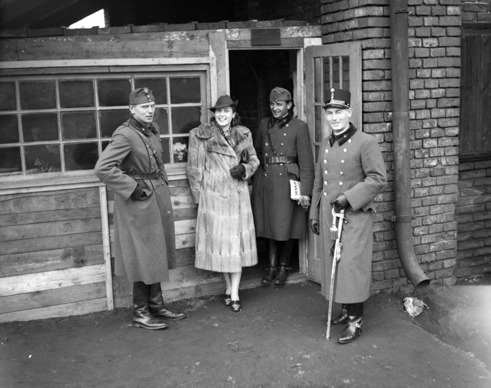 Hungary, Budapest XI., Budafoki út és a Vízpart (Andor) utca határolta ipartelep, honvédségi raktár., 1939, Lissák Tivadar, hat, soldier, fur coat, sword, bag, boots, fur, Budapest, Fortepan #73235