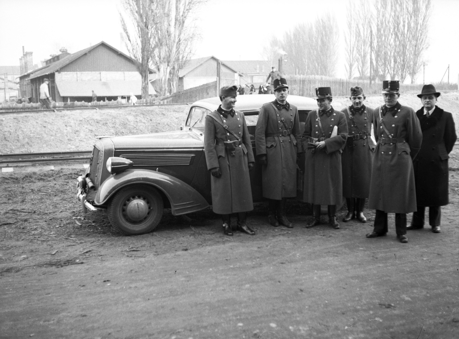 Hungary, Budapest XI., Vízpart (Andor) utcai iparvágány, háttérben a honvédség raktára az ipartelepen., 1939, Lissák Tivadar, soldier, automobile, Budapest, officer, untitled, belt, Fortepan #73241