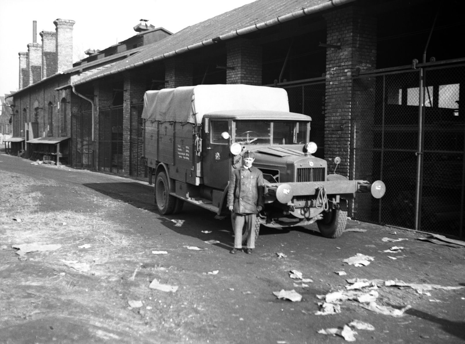 Hungary, Budapest XI., Budafoki út és a Vízpart (Andor) utca határolta ipartelep. Mercedes teherautó a honvédség raktára előtt., 1939, Lissák Tivadar, commercial vehicle, leather jacket, number plate, , General Military Vehicle Emblem, Budapest, Fortepan #73242