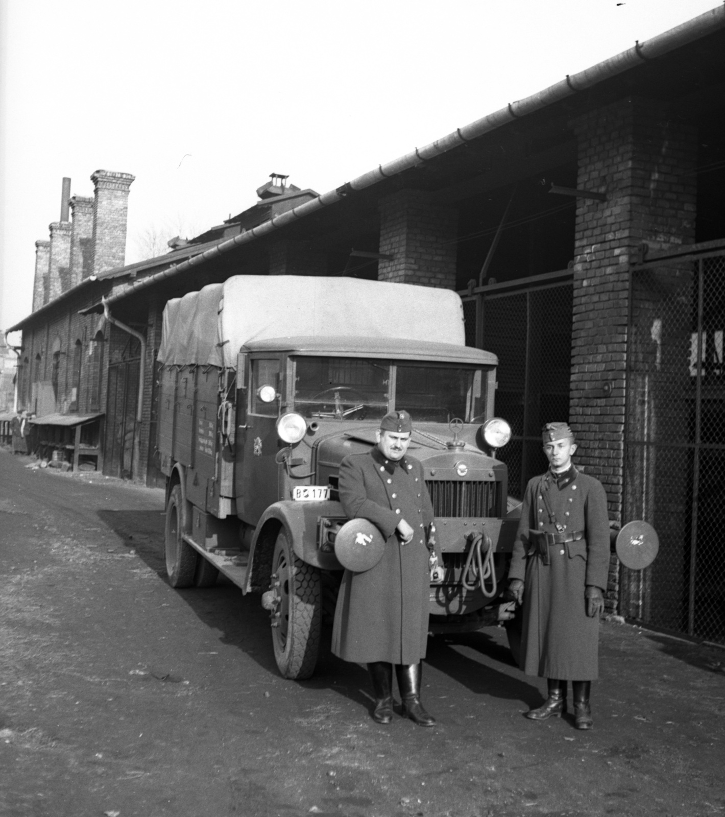 Hungary, Budapest XI., a Budafoki út és a Vízpart (Andor) utca határolta ipartelep. Mercedes teherautó honvédség raktára előtt., 1939, Lissák Tivadar, commercial vehicle, military number plate, Budapest, "Bocskai" side cap, , Fortepan #73244