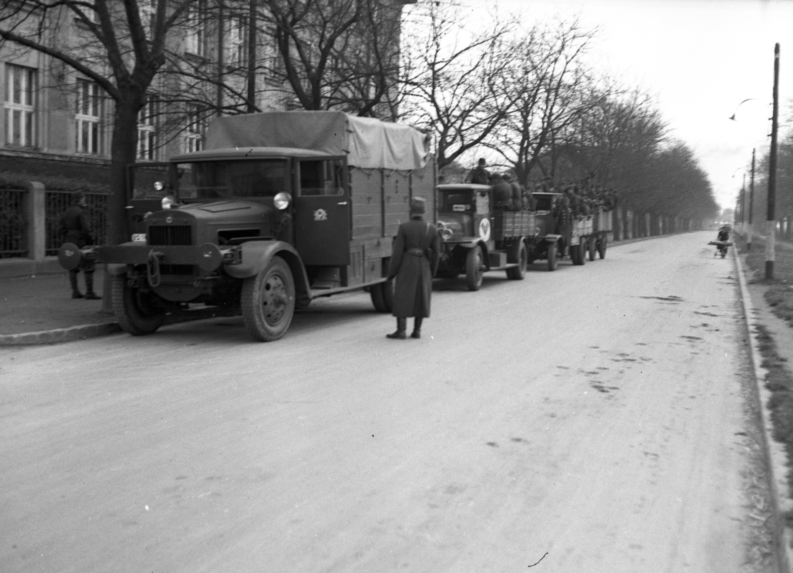 Hungary, Budapest XI., a honvédség szállító konvoja a Budafoki út 64. előtt., 1939, Lissák Tivadar, commercial vehicle, number plate, General Military Vehicle Emblem, Budapest, Fortepan #73245