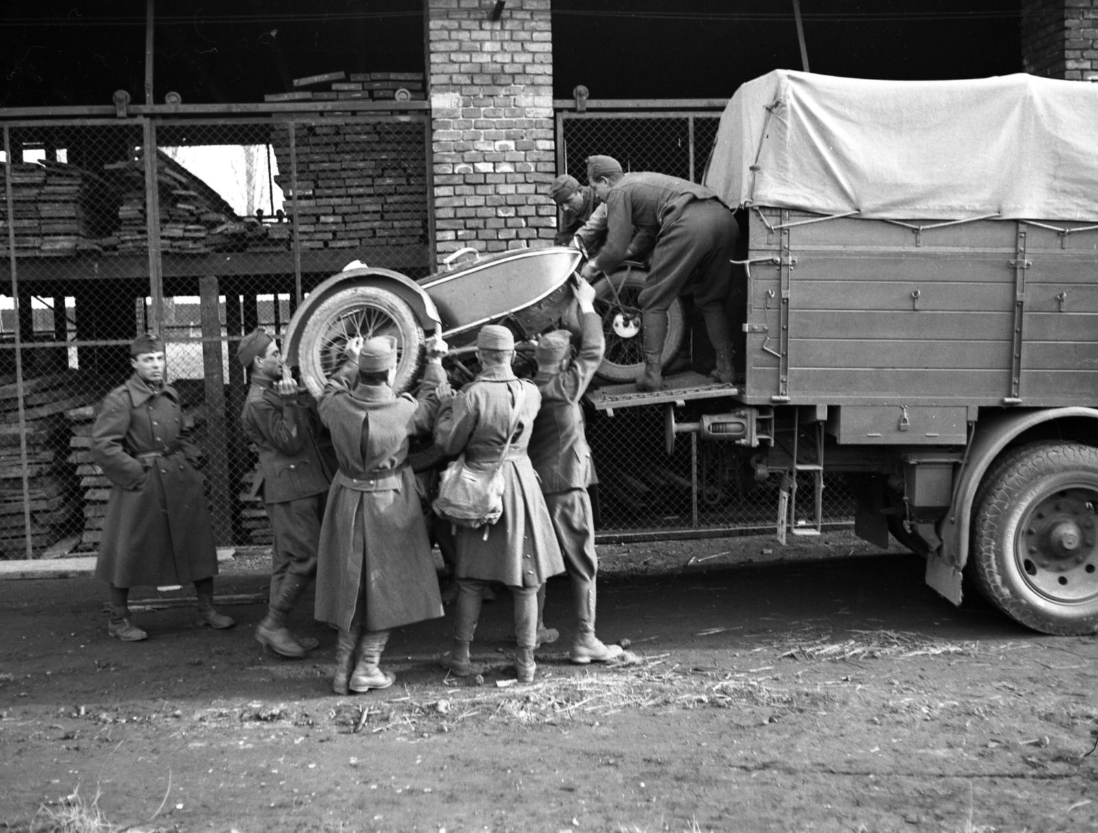 Hungary, Budapest XI., Budafoki út és a Vízpart (Andor) utca határolta ipartelep. Oldalkocsis motorkerékpár és Mercedes teherautó a honvédség raktára előtt., 1939, Lissák Tivadar, motorcycle, commercial vehicle, military, motorcycle with sidecar, Budapest, Fortepan #73246