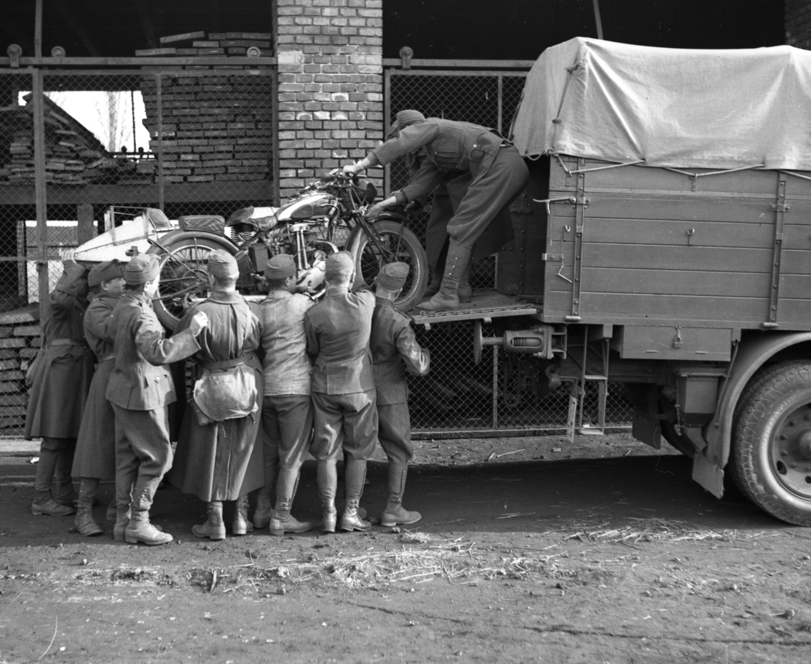 Hungary, Budapest XI., Budafoki út és a Vízpart (Andor) utca határolta ipartelep. Oldalkocsis motorkerékpár és Mercedes teherautó a honvédség raktára előtt., 1939, Lissák Tivadar, motorcycle, commercial vehicle, motorcycle with sidecar, soldier, Budapest, Fortepan #73247