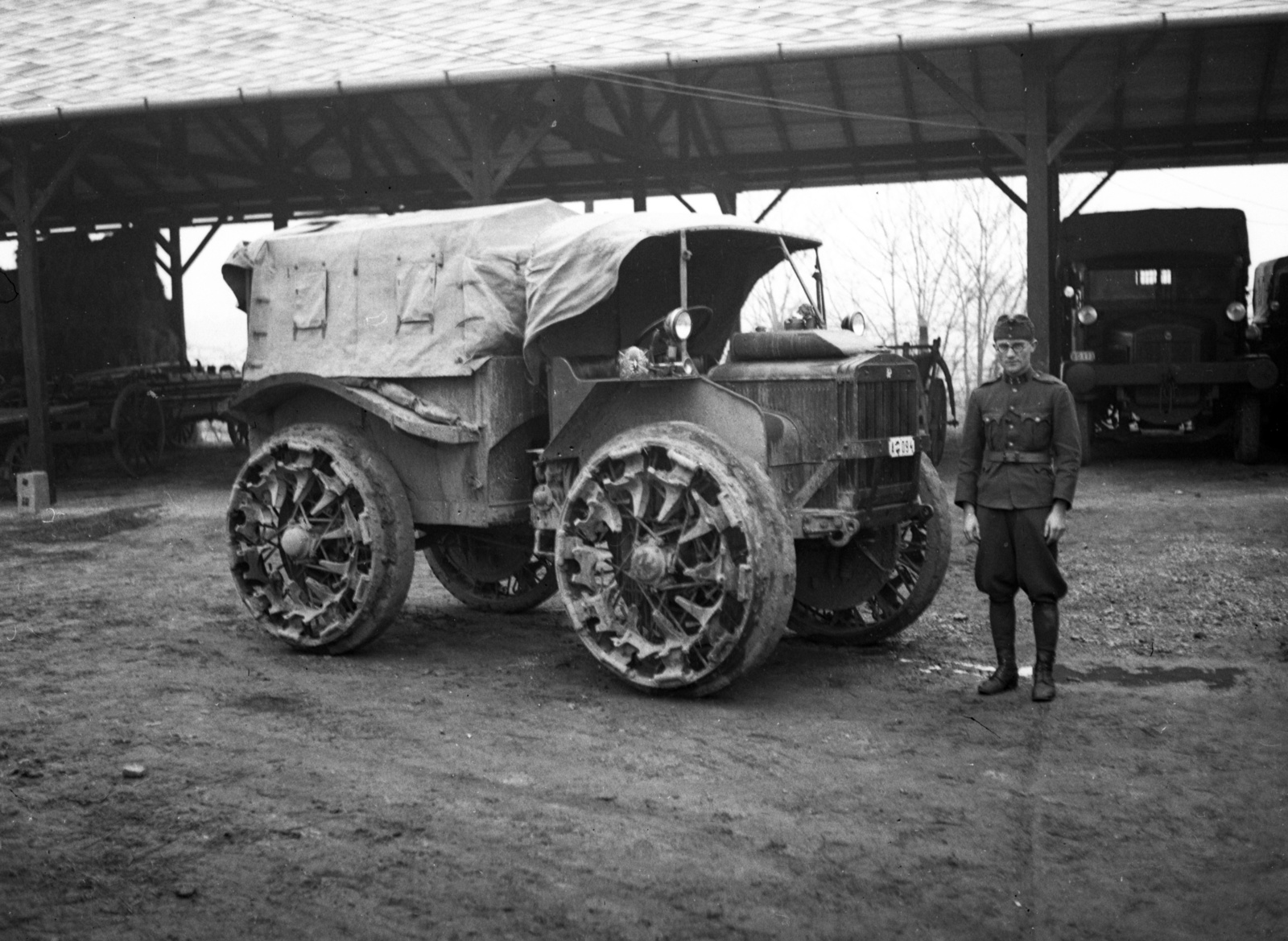 Magyarország, Budapest XI., Budafoki út és a Vízpart (Andor) utca határolta ipartelep, honvédségi raktár., 1939, Lissák Tivadar, magyar gyártmány, szekér, katonaság, Fiat-márka, olasz gyártmány, traktor, katona, Weiss Manfréd-márka, rendszám, vontató, Általános Honvédségi Gépjármű Embléma, kocsiszín, Pavesi P4, Budapest, Fortepan #73251