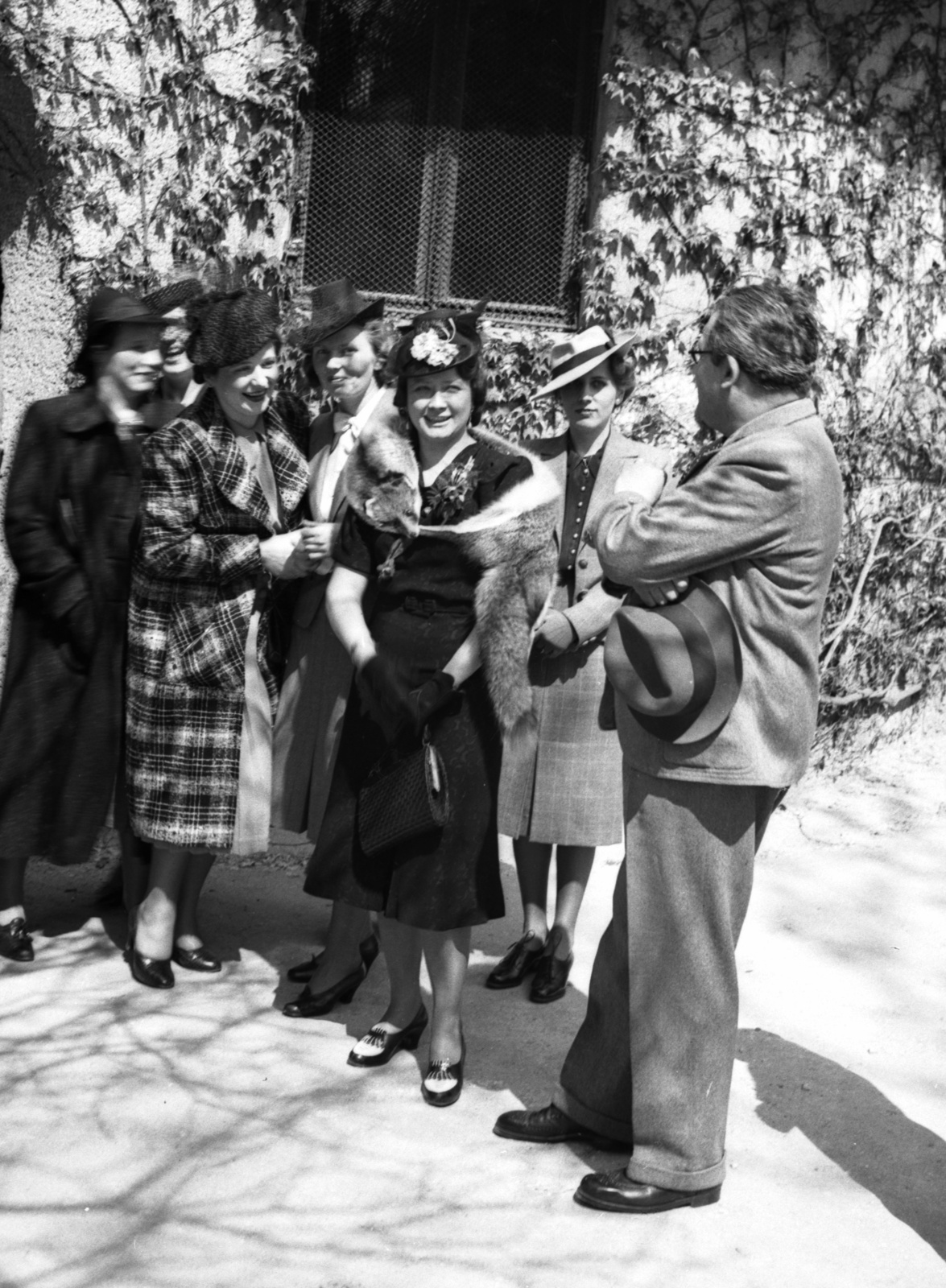 Hungary, Városmajor, Budapest XII., kistemplom., 1939, Lissák Tivadar, fashion, hat, tableau, women, fur, Budapest, hat in hand, Fortepan #73258