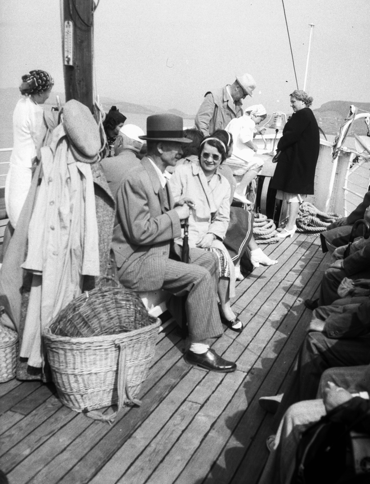 Hungary,Lake Balaton, jobbra a Badacsony., 1939, Lissák Tivadar, transport, hat, ship, genre painting, umbrella, shades, demijohn, wickerwork, windbreaker, Fortepan #73270