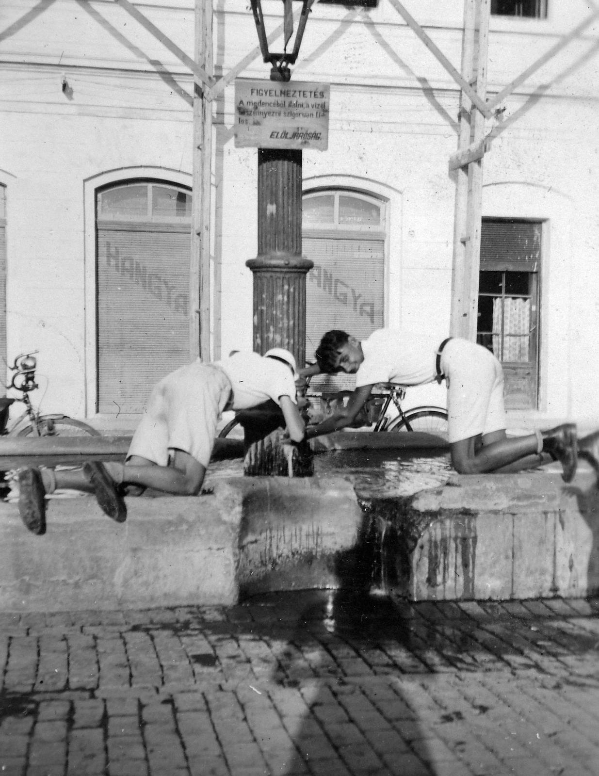 Hungary, Ráckeve, Szent István tér, artézi kút., 1938, Fortepan, bicycle, public well, board, Fortepan #7328