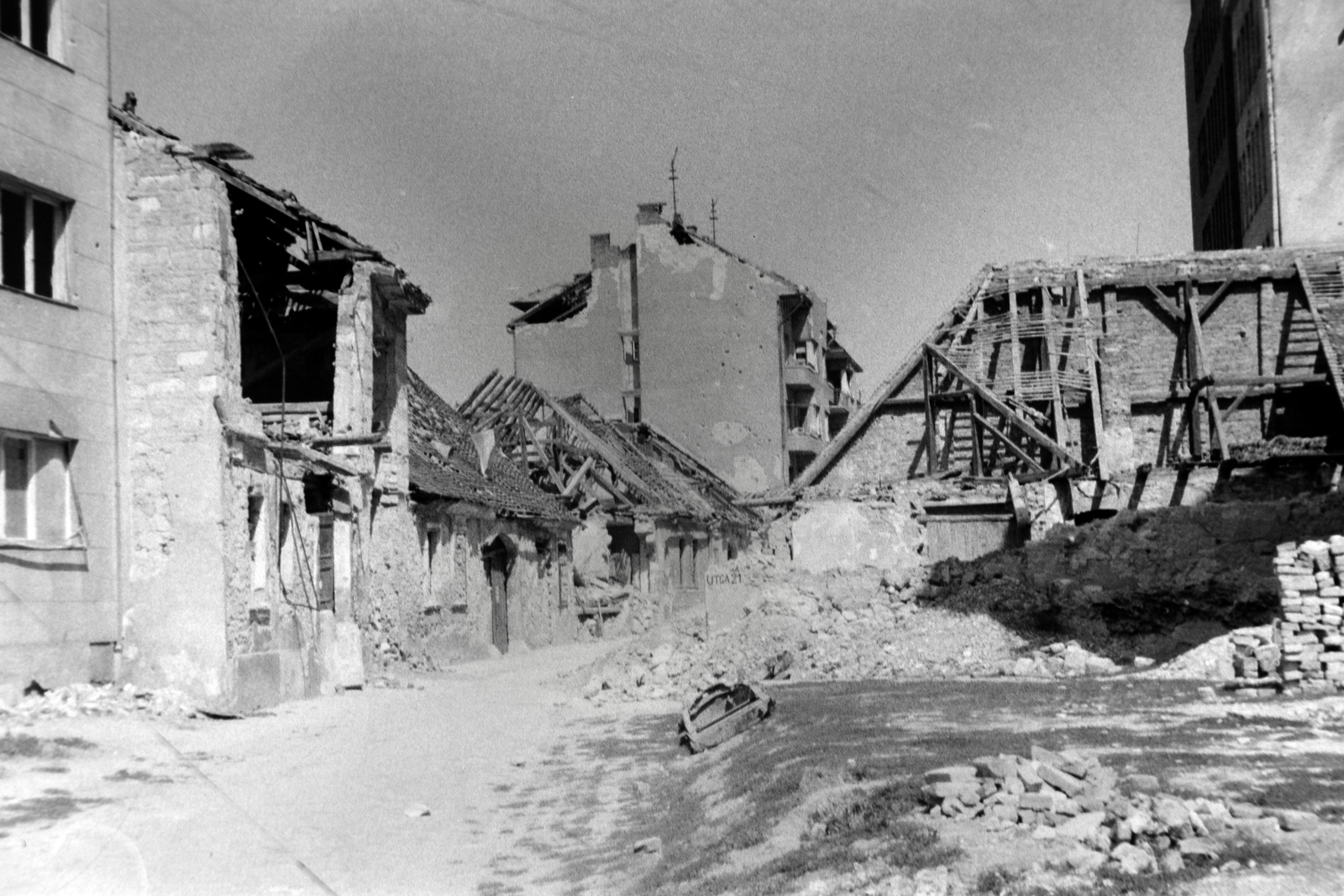 Hungary, Budapest II., Gyorskocsi utca a Csalogány utca felől a Vitéz utca felé nézve., 1945, Fortepan, Budapest, war damage, damaged building, Fortepan #73307